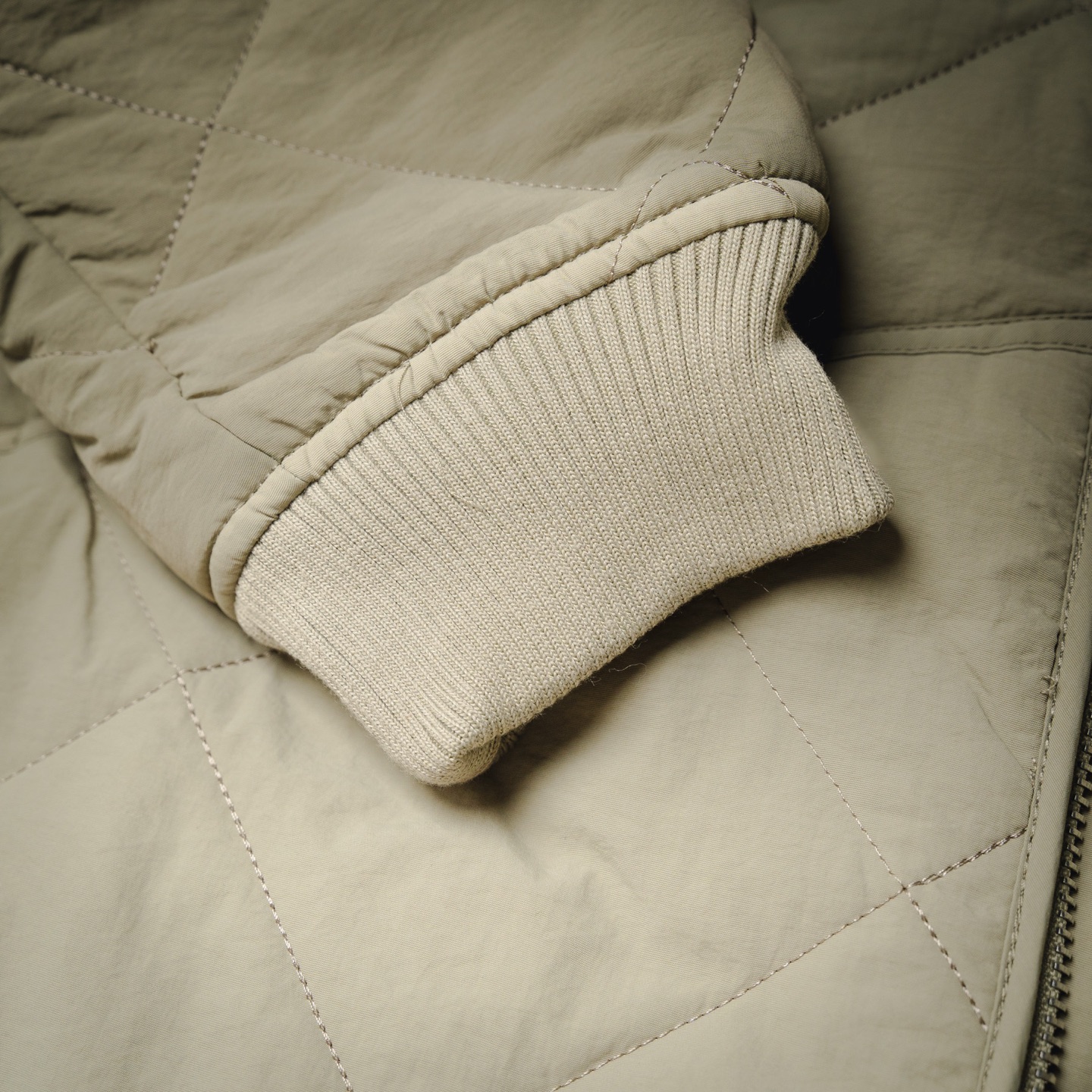 本地自取💰260
STUSSY 23FW 斯图西黑8台球拉链棉服夹克外套
🎱 BALL QUILTED LINER JACKET 首先,先讲讲工艺,整件衣服全部菱形格子都要对位,需要一件件手工裁剪才行,整整耗时七天才能裁完。
全包边设定,等于一个拼接位要车缝三次!!!
先打边收口,再用原身布两边包起来,好看是好看,要花费三倍的时间,工钱也是三倍
后幅的黑8绣花,是先做好一个绣花章,再缝上去的。采用了羊毛混涤纶的面料,比纯涤纶要贵两倍,但手感舒服且柔软。整体也是比较软的,后背不会有硬硬的异物感
采用正品YKK拉链,顶普通的无牌拉链3条有多了。YKK官方测试实用一万次无损,上下拉合非常顺滑不拉扯。
领子采用和原版一致的羊毛混纺材质,硬挺有型,不会松松垮垮的
颜色:黑色 卡其色 绿色
尺码:M-XXL