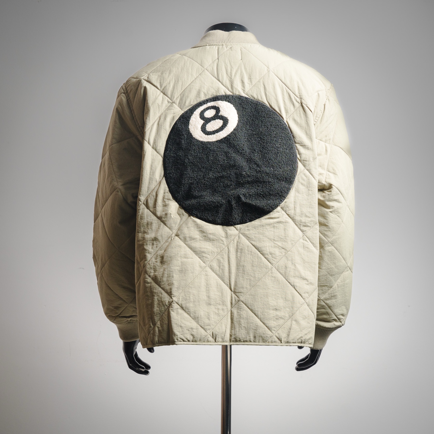 本地自取💰260
STUSSY 23FW 斯图西黑8台球拉链棉服夹克外套
🎱 BALL QUILTED LINER JACKET 首先,先讲讲工艺,整件衣服全部菱形格子都要对位,需要一件件手工裁剪才行,整整耗时七天才能裁完。
全包边设定,等于一个拼接位要车缝三次!!!
先打边收口,再用原身布两边包起来,好看是好看,要花费三倍的时间,工钱也是三倍
后幅的黑8绣花,是先做好一个绣花章,再缝上去的。采用了羊毛混涤纶的面料,比纯涤纶要贵两倍,但手感舒服且柔软。整体也是比较软的,后背不会有硬硬的异物感
采用正品YKK拉链,顶普通的无牌拉链3条有多了。YKK官方测试实用一万次无损,上下拉合非常顺滑不拉扯。
领子采用和原版一致的羊毛混纺材质,硬挺有型,不会松松垮垮的
颜色:黑色 卡其色 绿色
尺码:M-XXL