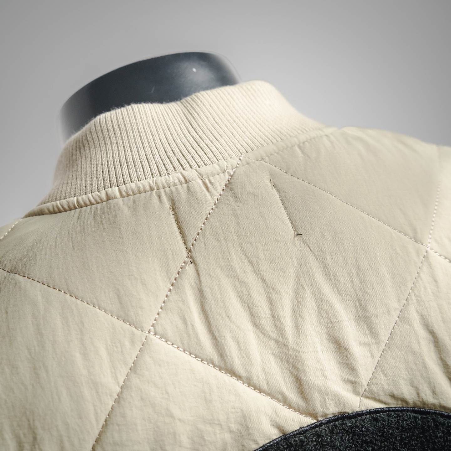 本地自取💰260
STUSSY 23FW 斯图西黑8台球拉链棉服夹克外套
🎱 BALL QUILTED LINER JACKET 首先,先讲讲工艺,整件衣服全部菱形格子都要对位,需要一件件手工裁剪才行,整整耗时七天才能裁完。
全包边设定,等于一个拼接位要车缝三次!!!
先打边收口,再用原身布两边包起来,好看是好看,要花费三倍的时间,工钱也是三倍
后幅的黑8绣花,是先做好一个绣花章,再缝上去的。采用了羊毛混涤纶的面料,比纯涤纶要贵两倍,但手感舒服且柔软。整体也是比较软的,后背不会有硬硬的异物感
采用正品YKK拉链,顶普通的无牌拉链3条有多了。YKK官方测试实用一万次无损,上下拉合非常顺滑不拉扯。
领子采用和原版一致的羊毛混纺材质,硬挺有型,不会松松垮垮的
颜色:黑色 卡其色 绿色
尺码:M-XXL