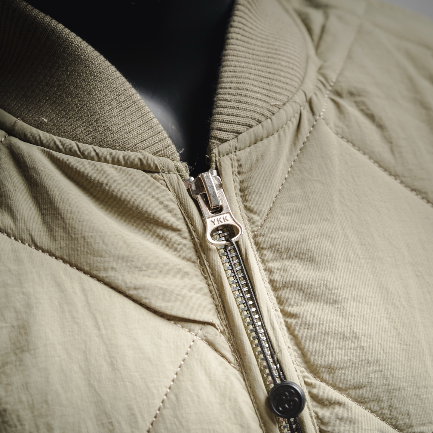 本地自取💰260
STUSSY 23FW 斯图西黑8台球拉链棉服夹克外套
🎱 BALL QUILTED LINER JACKET 首先,先讲讲工艺,整件衣服全部菱形格子都要对位,需要一件件手工裁剪才行,整整耗时七天才能裁完。
全包边设定,等于一个拼接位要车缝三次!!!
先打边收口,再用原身布两边包起来,好看是好看,要花费三倍的时间,工钱也是三倍
后幅的黑8绣花,是先做好一个绣花章,再缝上去的。采用了羊毛混涤纶的面料,比纯涤纶要贵两倍,但手感舒服且柔软。整体也是比较软的,后背不会有硬硬的异物感
采用正品YKK拉链,顶普通的无牌拉链3条有多了。YKK官方测试实用一万次无损,上下拉合非常顺滑不拉扯。
领子采用和原版一致的羊毛混纺材质,硬挺有型,不会松松垮垮的
颜色:黑色 卡其色 绿色
尺码:M-XXL