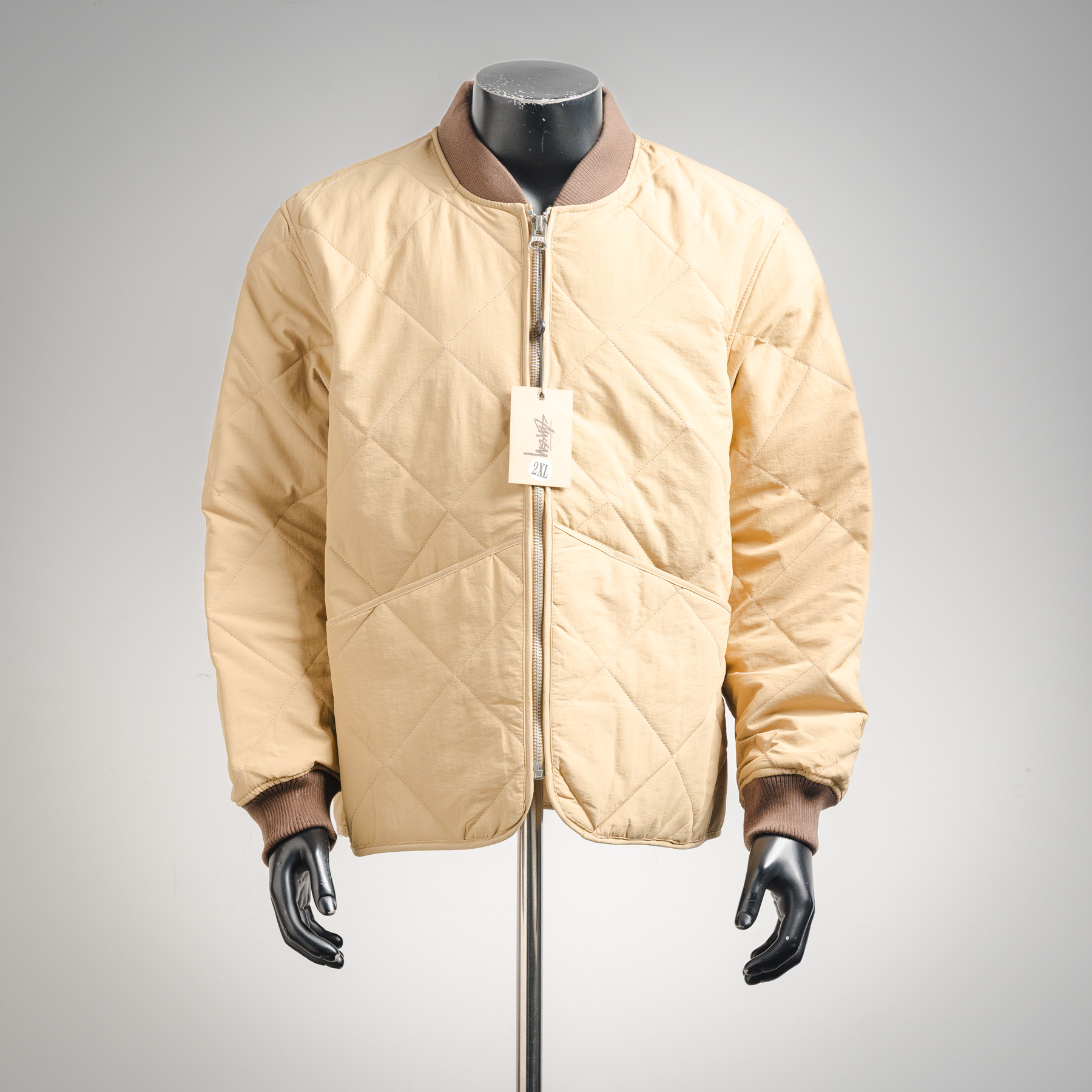 本地自取💰260
STUSSY 23FW  斯图西黑8台球拉链棉服夹克外套
🎱 BALL QUILTED LINER JACKET 首先，先讲讲工艺，整件衣服全部菱形格子都要对位，需要一件件手工裁剪才行，整整耗时七天才能裁完。
全包边设定，等于一个拼接位要车缝三次！！！
先打边收口，再用原身布两边包起来，好看是好看，要花费三倍的时间，工钱也是三倍
后幅的黑8绣花，是先做好一个绣花章，再缝上去的。采用了羊毛混涤纶的面料，比纯涤纶要贵两倍，但手感舒服且柔软。整体也是比较软的，后背不会有硬硬的异物感
采用正品YKK拉链，顶普通的无牌拉链3条有多了。YKK官方测试实用一万次无损，上下拉合非常顺滑不拉扯。
领子采用和原版一致的羊毛混纺材质，硬挺有型，不会松松垮垮的
颜色：黑色  卡其色 绿色
尺码：M-XXL