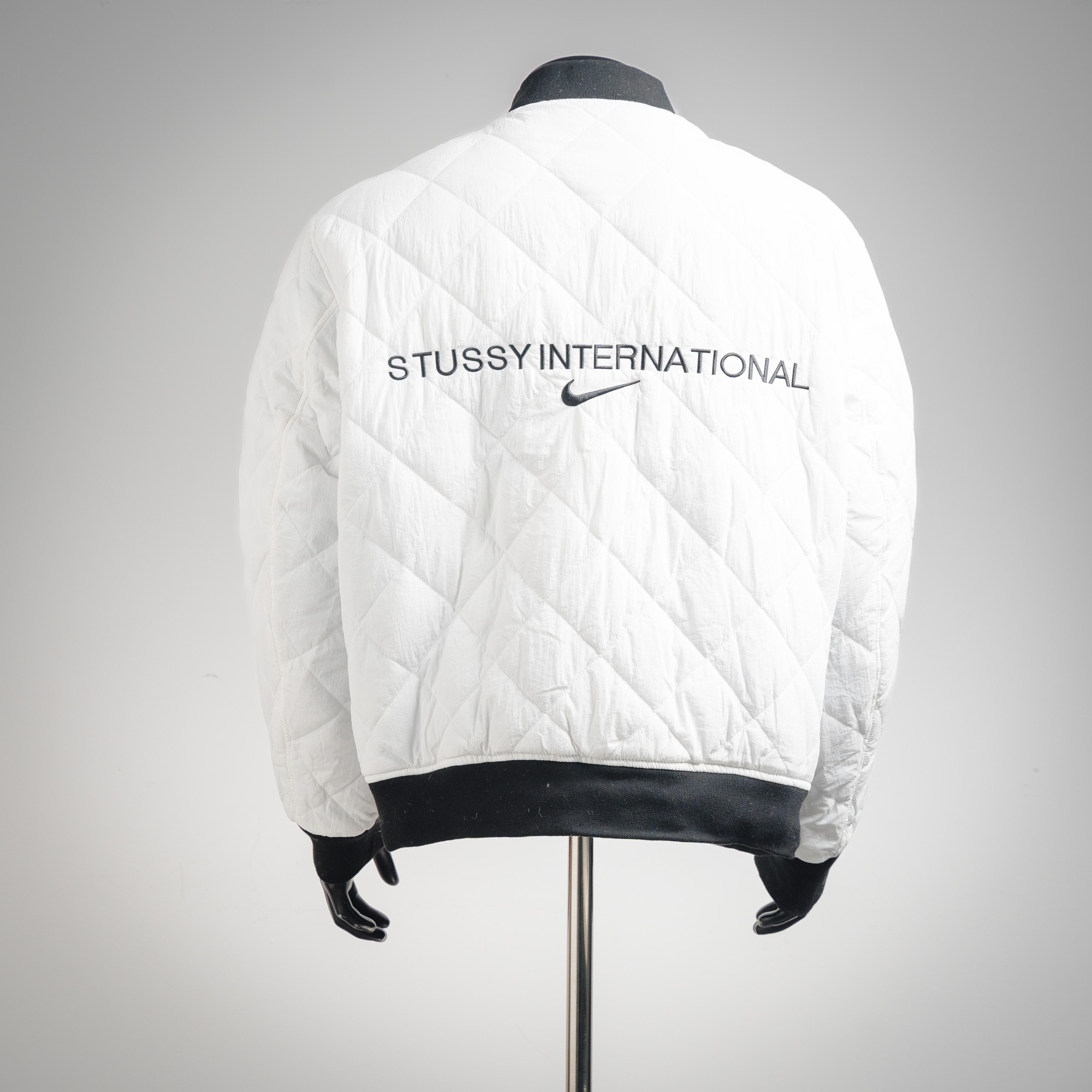 Nike x Stussy 斯图西联名款 FW23 Logo刺绣双面穿夹克外套军绿色 橘色内里 / 黑色 白色内里