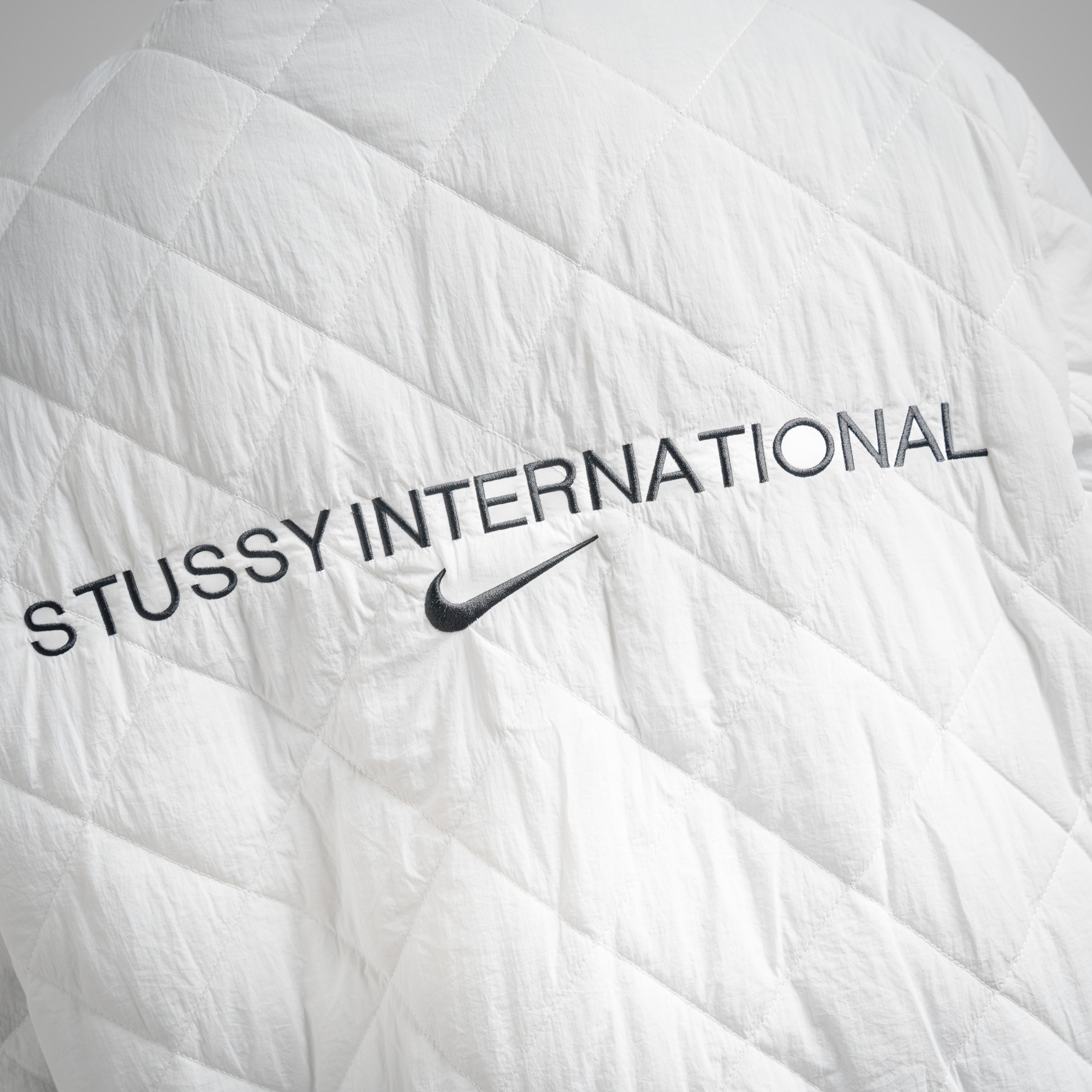 Nike x Stussy 斯图西联名款 FW23 Logo刺绣双面穿夹克外套军绿色 橘色内里 / 黑色 白色内里