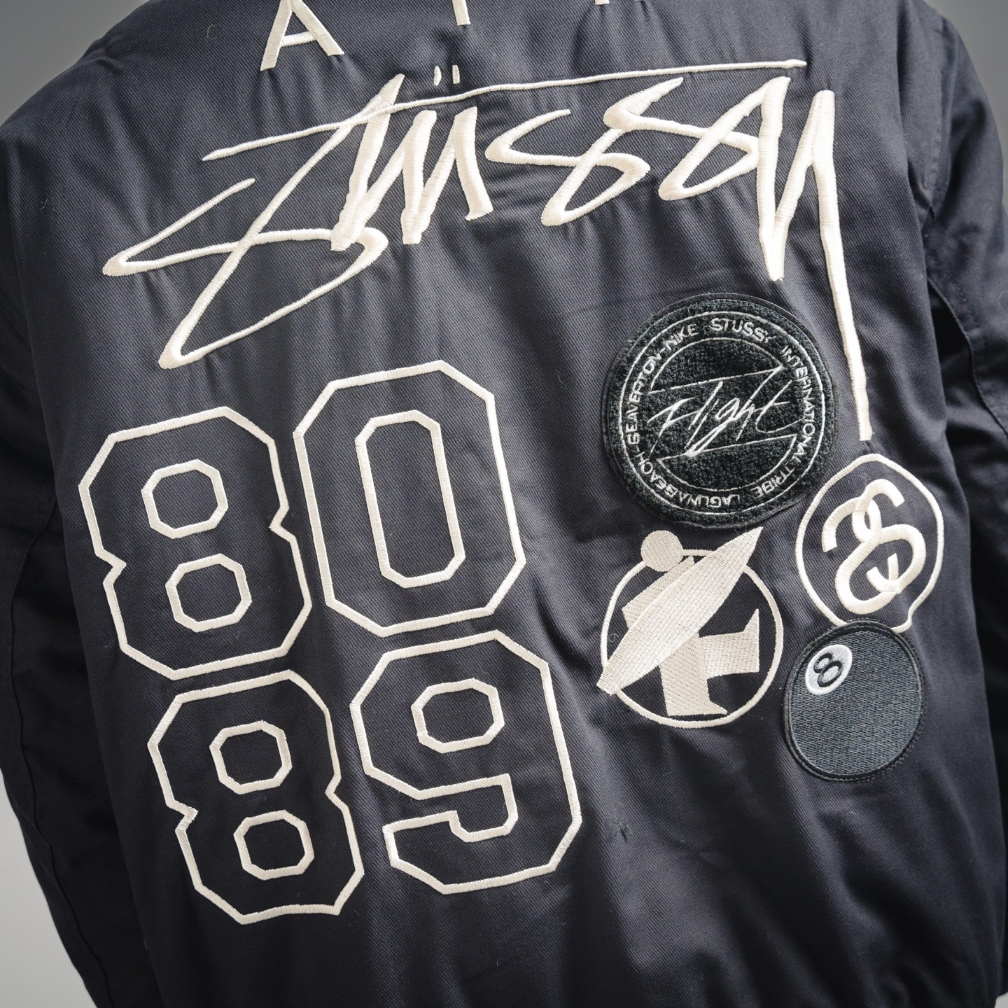 Nike x Stussy 斯图西联名款 FW23 Logo刺绣双面穿夹克外套军绿色 橘色内里 / 黑色 白色内里