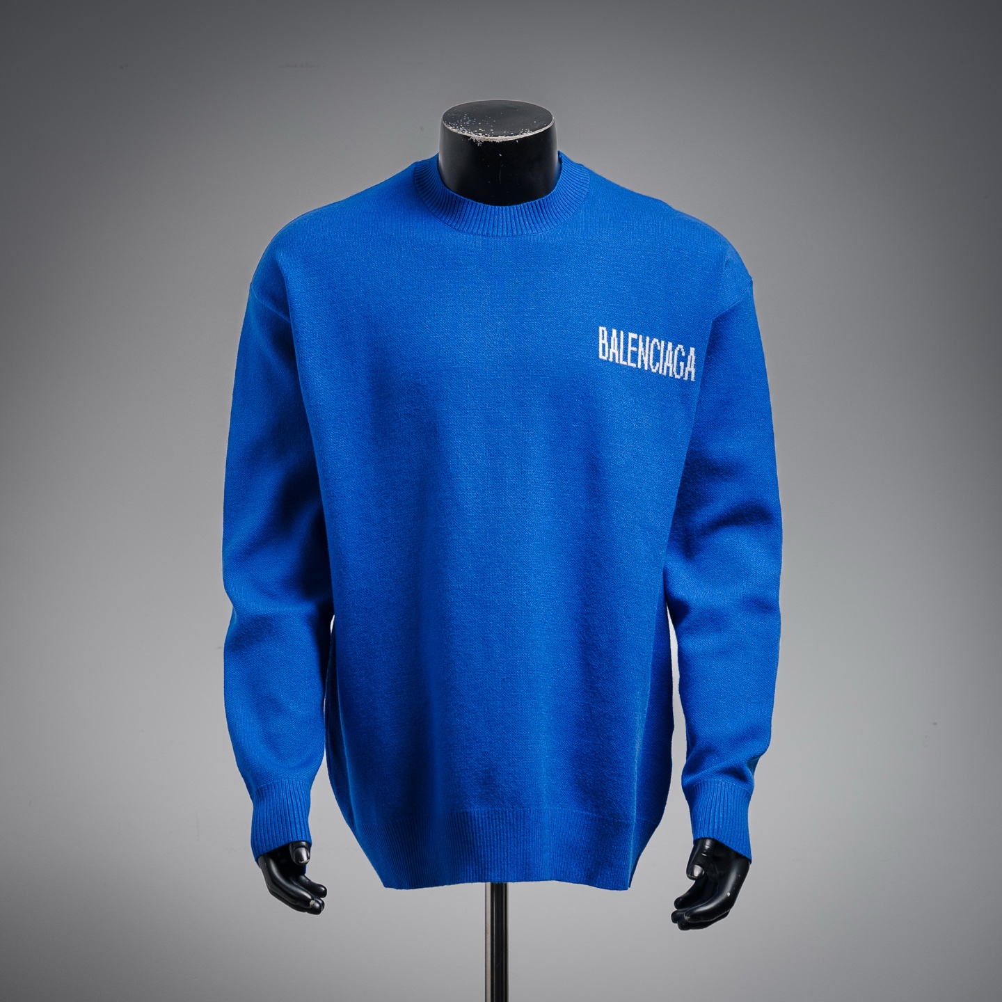 Balenciaga 巴黎世家BLCG25ss新款提花可乐字母针织衫毛衣 整衣500克重磅 秒杀市场通货 毛料采用7针进口机编织制造 采用羊毛含量纱线 纱线定染 新一季主打的无论颜色,工艺,元素颇为惊艳,高工艺做工 客供进口毛衣面料,亲肤性绝佳,细节极致完美无可挑剔. 颜色:黑色 蓝色