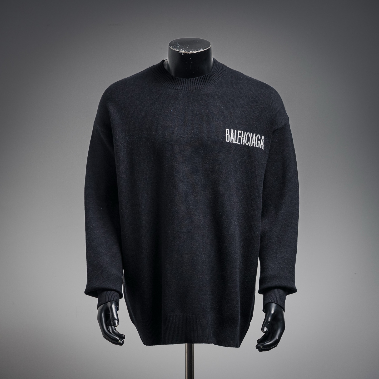 Balenciaga 巴黎世家BLCG25ss新款提花可乐字母针织衫毛衣 整衣500克重磅 秒杀市场通货 毛料采用7针进口机编织制造 采用羊毛含量纱线 纱线定染 新一季主打的无论颜色,工艺,元素颇为惊艳,高工艺做工 客供进口毛衣面料,亲肤性绝佳,细节极致完美无可挑剔. 颜色:黑色 蓝色