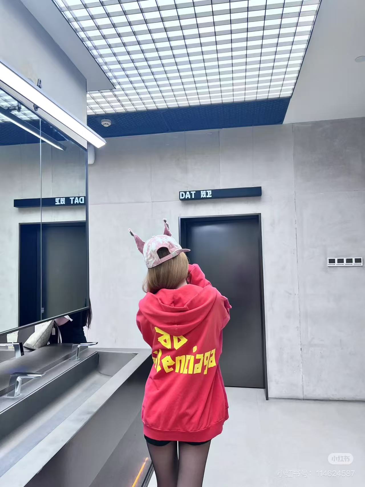 _dis9sMqiX7WoH-l9NhfEE3vC-rV_IegCChWhG9A