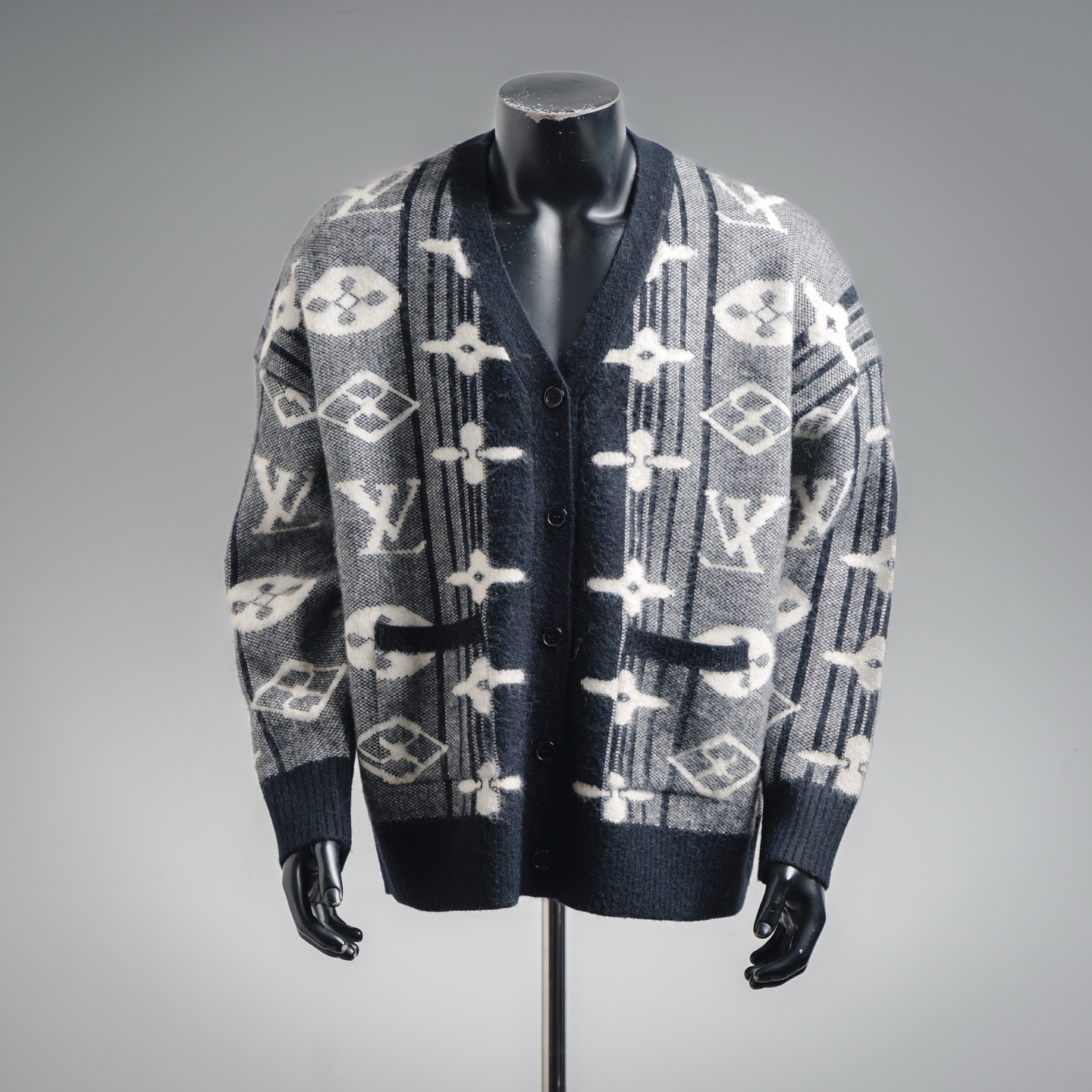 本地自取💰300
Louis Vuitton 路易威登25ss 老花满印条纹渐变 logo马海毛针织提花开衫外套毛衣
顶级原单版本
Color：渐变灰色

独家定制优质马海毛+羊毛纱线编织 整件手感软糯舒适 上身透气且具备超强保暖性
（马海毛经过洗水自然缩绒处理 建议干洗 不能机洗不能烘干和热水洗涤 不能长时间浸泡暴晒 正确养护和洗涤可延长衣物寿命）
宽松廓形剪裁 显瘦不挑人 女生建议最小码
不挑性别 随意穿搭上身即时尚
官网最新全套定制辅料 水洗 领标 吊牌 等一应俱全 真正做到一比一！
【LOUIS VUITTON】
Louis Vuitton——法国路威酪轩集团-LVMH旗下品牌，著名奢侈品箱包和皮具品牌，百余年的传奇经典，全球时尚旅行艺术的精致象征。印有 LV°标志这一独特图案的交织字母帆布包，伴随着丰富的传奇色彩和雅典的设计而成为时尚之经典。

Size：S M L