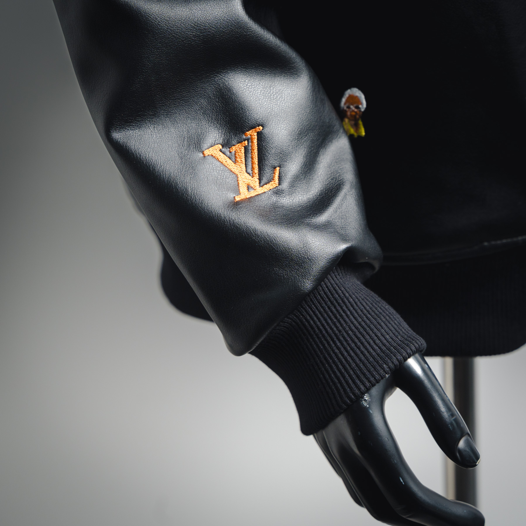 LOUIS VUITTON LV 25ss 刺绣Logo动漫皮衣外套