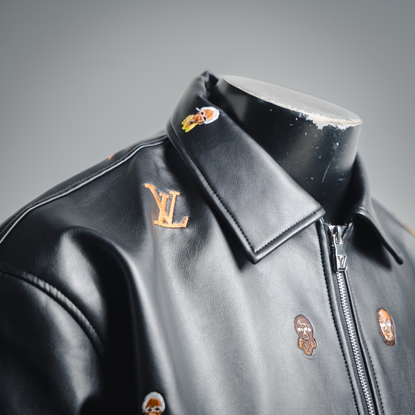 LOUIS VUITTON LV 25ss 刺绣Logo动漫皮衣外套