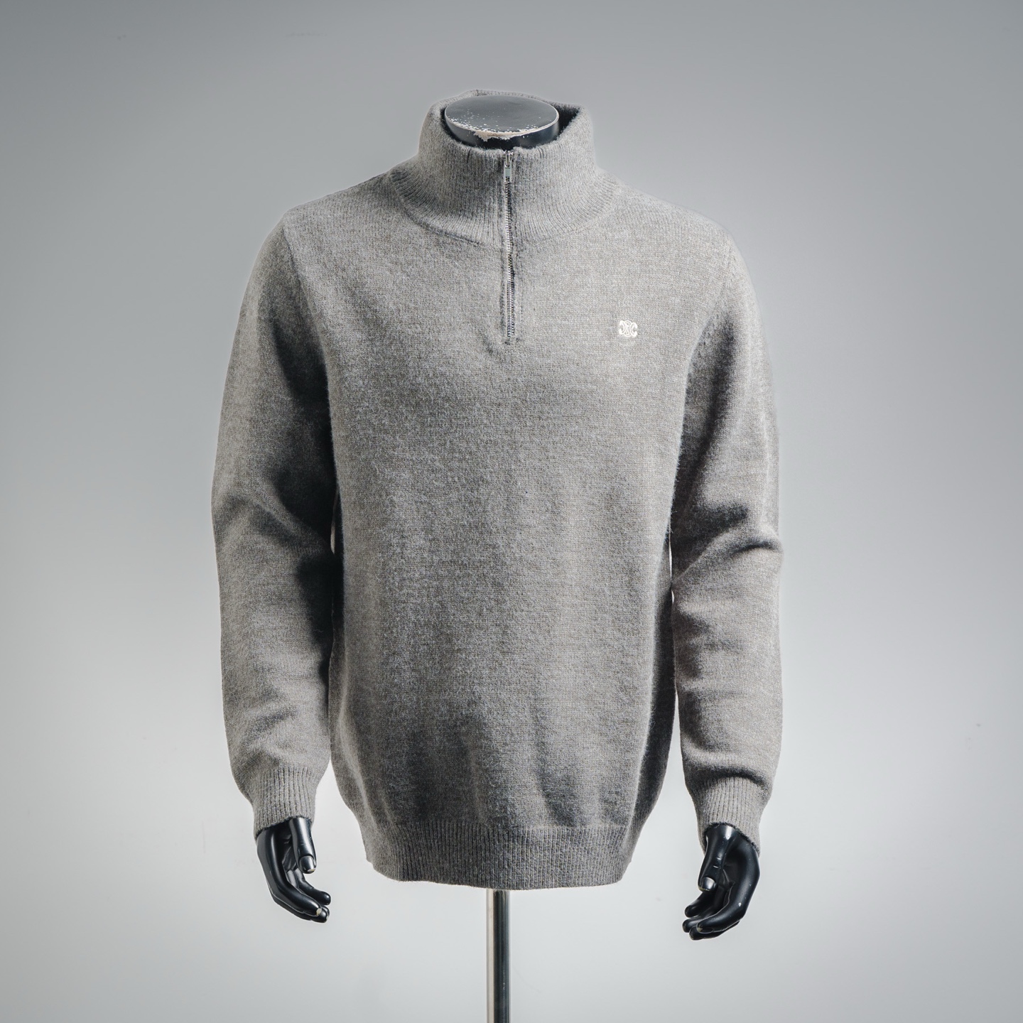 本地自取💰280
Celine 赛琳25FW 小刺绣高领半拉链毛衣（灰色）
原12,500购入，面料采用膨体羊毛绒混纺，轻柔触感，舒适贴肤，标志性凯旋门刺绣点缀正面 胸前Celine半拉链为升华，精致与动感的调和，有张有驰，采用进口机刺绣工艺，使用先进的计算机控制系统和精密的机械部件，实现凯旋门刺绣作业，精度高线条流畅而细腻，男女同款
size:S M L