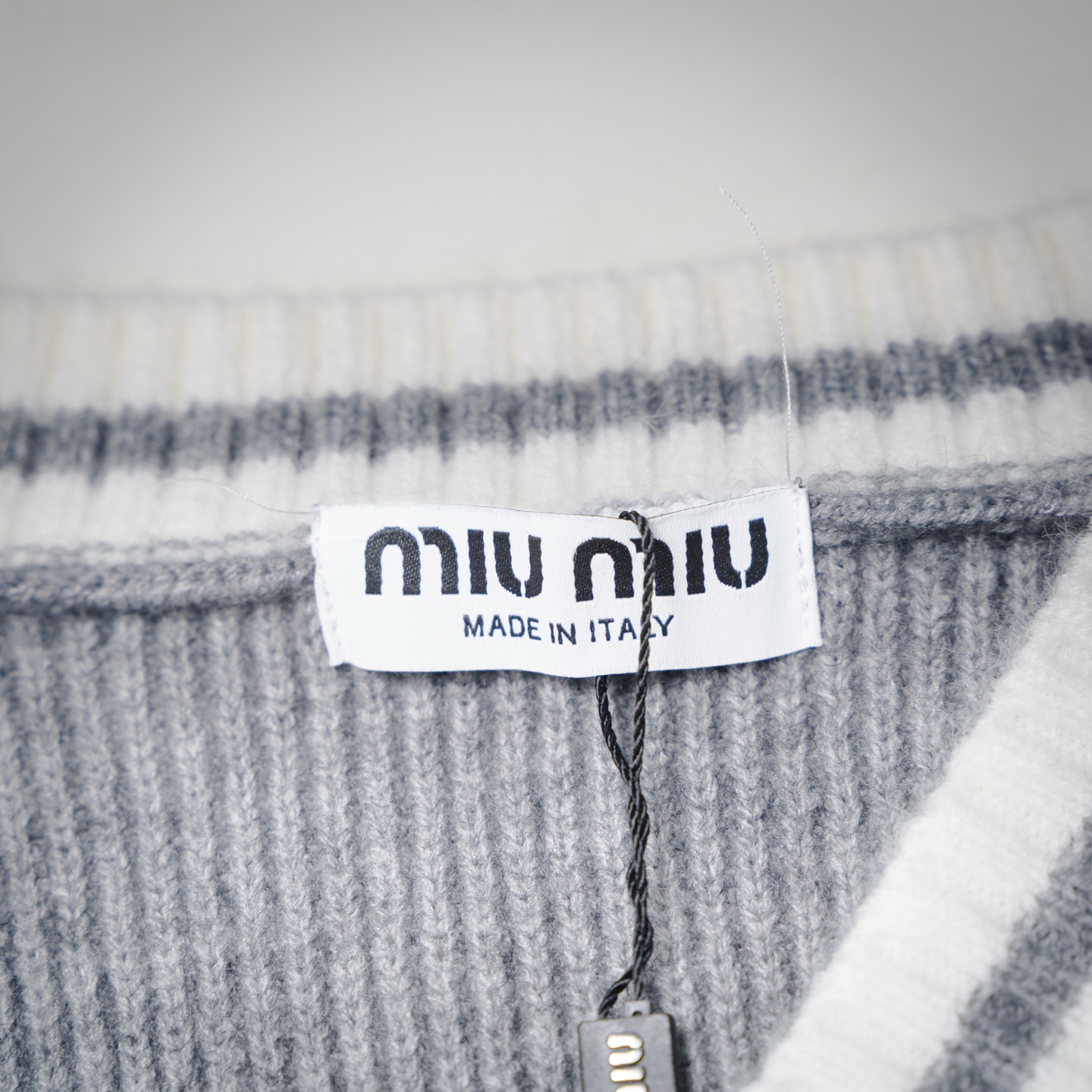 MIUMIU/缪缪25ss灰白条纹针织开衫毛衣