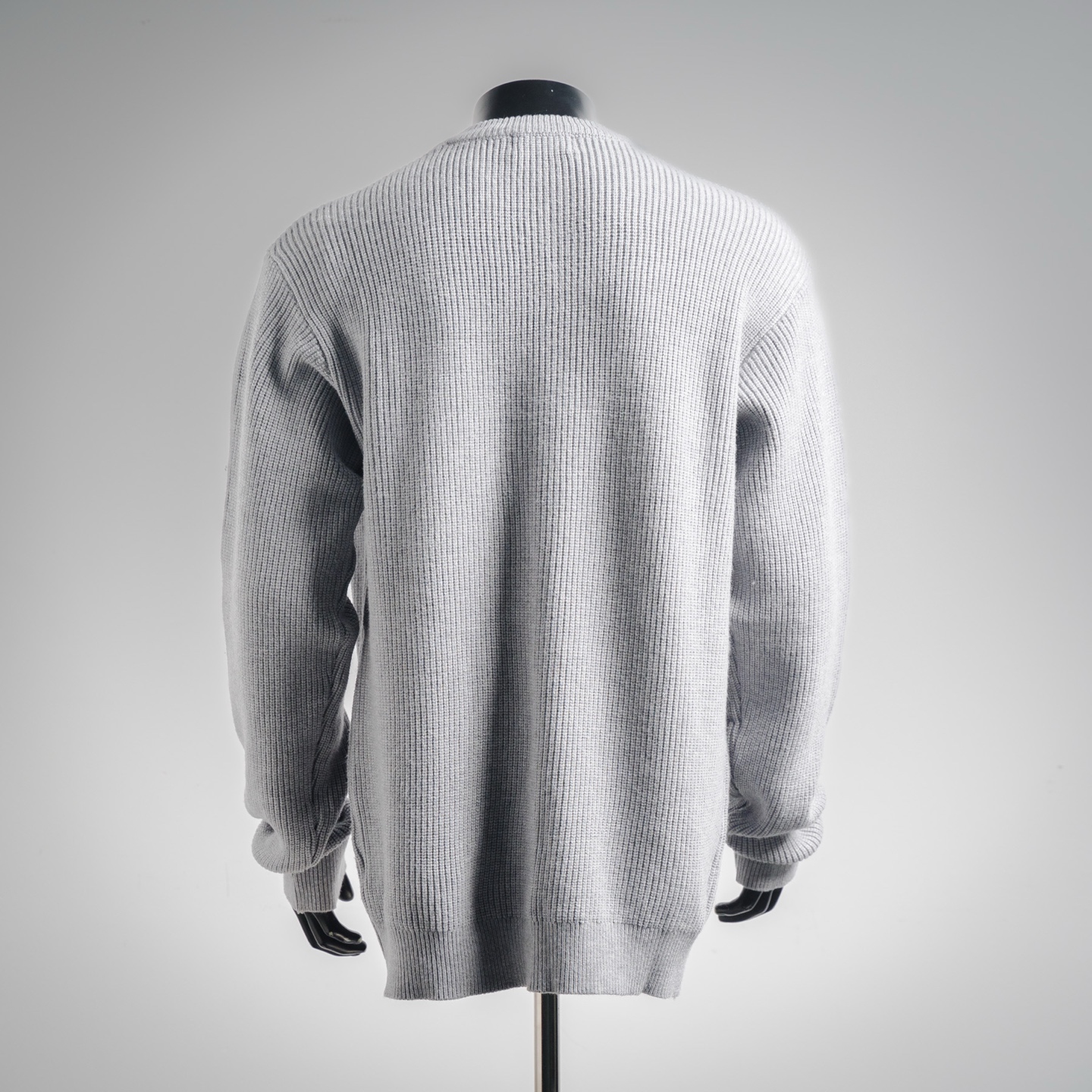 本地自取💰260
Celine赛琳25ss凯旋门毛巾绣圆领针织毛衣
工艺:全身采用德国stoll正5针横机织造,元宝针的组织工艺让整件衣服上身效果立体有型。所有大片经套口机整合后在洗水整烫完拆开大身进行绣花工艺后再缝合整烫工艺极其复杂制作周期长
绣花:胸前大凯旋门logo采用毛巾绣工艺,底板采用订染毛毡对色再经专用绣花机将米白纱线用毛巾绣法绣上去,经过激光定位切割最终形成绣标
尺码S-XL