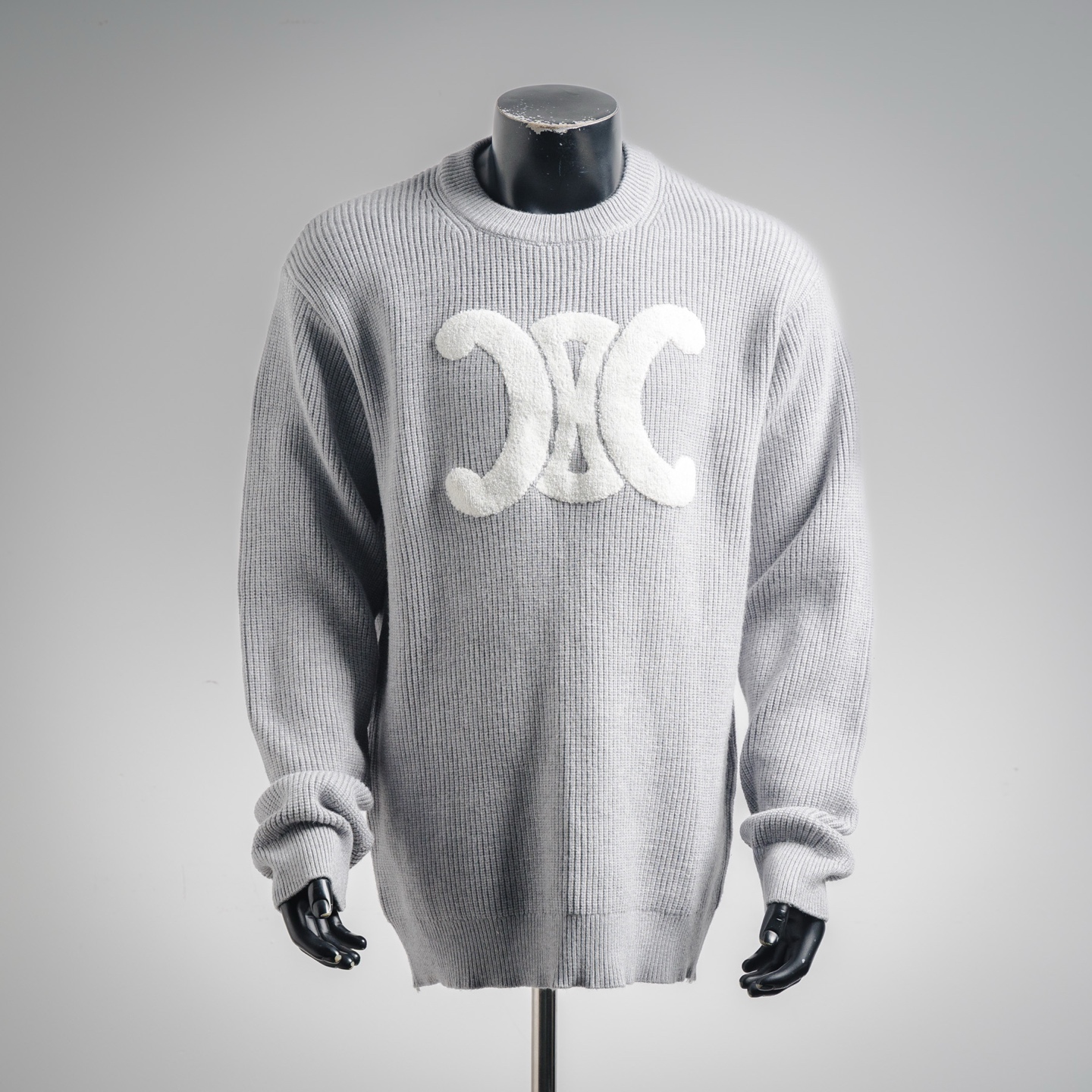 本地自取💰260
Celine赛琳25ss凯旋门毛巾绣圆领针织毛衣
工艺:全身采用德国stoll正5针横机织造,元宝针的组织工艺让整件衣服上身效果立体有型。所有大片经套口机整合后在洗水整烫完拆开大身进行绣花工艺后再缝合整烫工艺极其复杂制作周期长
绣花:胸前大凯旋门logo采用毛巾绣工艺,底板采用订染毛毡对色再经专用绣花机将米白纱线用毛巾绣法绣上去,经过激光定位切割最终形成绣标
尺码S-XL