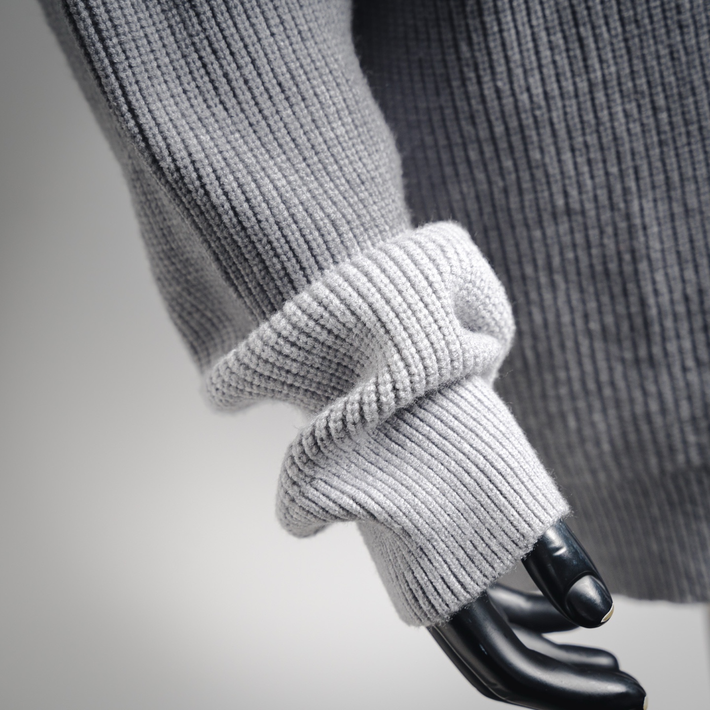 本地自取💰260
Celine赛琳25ss凯旋门毛巾绣圆领针织毛衣
工艺:全身采用德国stoll正5针横机织造,元宝针的组织工艺让整件衣服上身效果立体有型。所有大片经套口机整合后在洗水整烫完拆开大身进行绣花工艺后再缝合整烫工艺极其复杂制作周期长
绣花:胸前大凯旋门logo采用毛巾绣工艺,底板采用订染毛毡对色再经专用绣花机将米白纱线用毛巾绣法绣上去,经过激光定位切割最终形成绣标
尺码S-XL