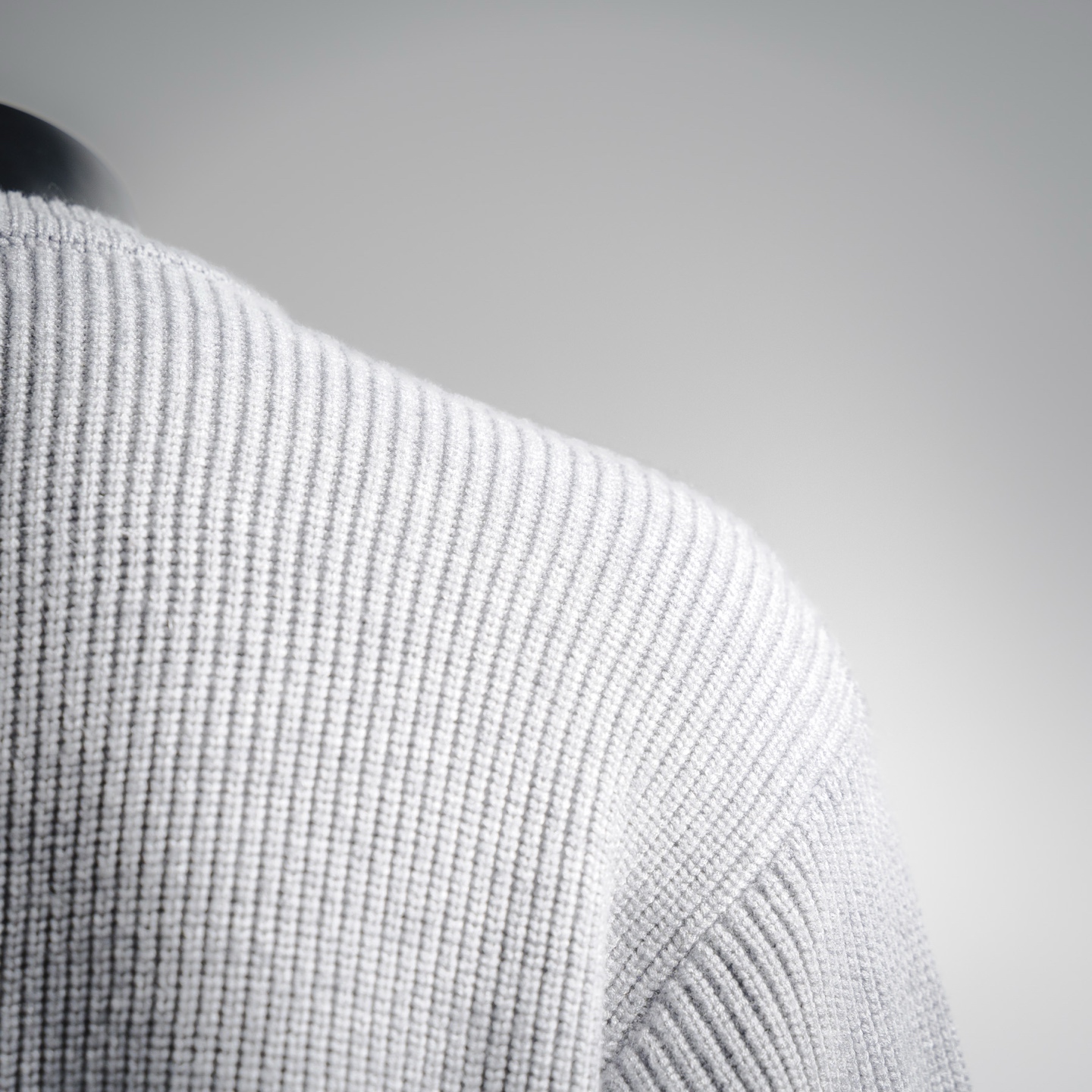 本地自取💰260
Celine赛琳25ss凯旋门毛巾绣圆领针织毛衣
工艺:全身采用德国stoll正5针横机织造,元宝针的组织工艺让整件衣服上身效果立体有型。所有大片经套口机整合后在洗水整烫完拆开大身进行绣花工艺后再缝合整烫工艺极其复杂制作周期长
绣花:胸前大凯旋门logo采用毛巾绣工艺,底板采用订染毛毡对色再经专用绣花机将米白纱线用毛巾绣法绣上去,经过激光定位切割最终形成绣标
尺码S-XL