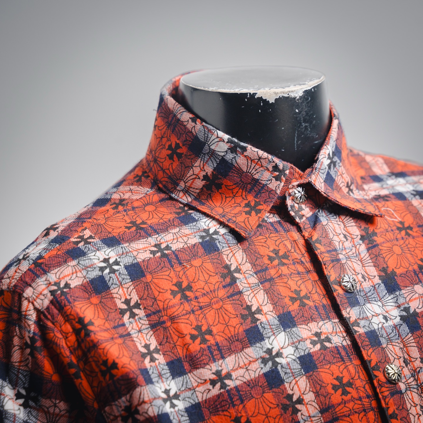 本地自取💰260
Come hearts/克罗心25ss皮标金属格仔衬衫外套
原版克罗家独特身份饰银扣十字皮章，定制染色暗纹品牌花纹面料，高品质对格对花剪裁，衣袖处十字架皮牌拼接，前胸单侧贴布口袋设计定制高品质刻字五金辅料做旧的复古银扣，版型立体。上身又飒又帅。自然而然的高街风格 上身效果自然不用多说 妥妥的潮流最前线充满活力的设计和百搭的属性，不管怎么搭配都能穿出惊喜！
码数：S-XL