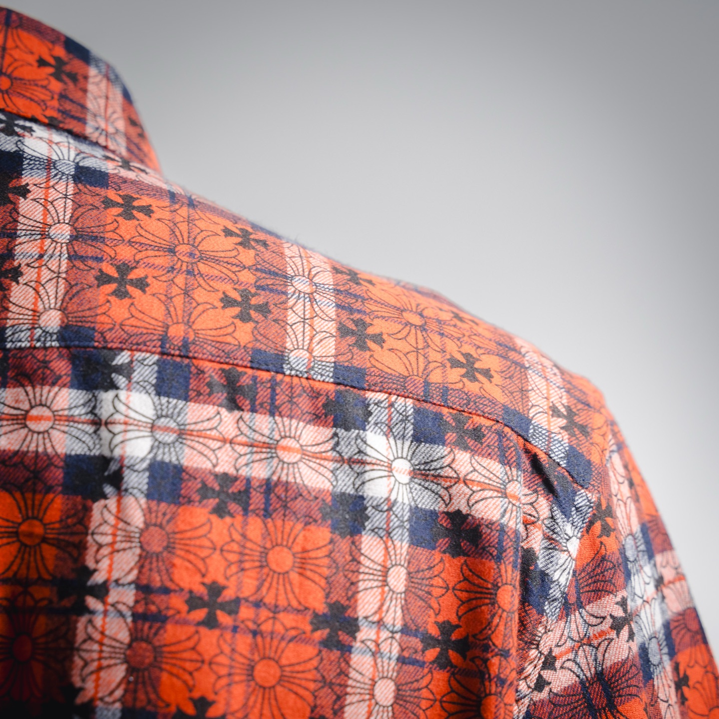 本地自取💰260
Come hearts/克罗心25ss皮标金属格仔衬衫外套
原版克罗家独特身份饰银扣十字皮章，定制染色暗纹品牌花纹面料，高品质对格对花剪裁，衣袖处十字架皮牌拼接，前胸单侧贴布口袋设计定制高品质刻字五金辅料做旧的复古银扣，版型立体。上身又飒又帅。自然而然的高街风格 上身效果自然不用多说 妥妥的潮流最前线充满活力的设计和百搭的属性，不管怎么搭配都能穿出惊喜！
码数：S-XL