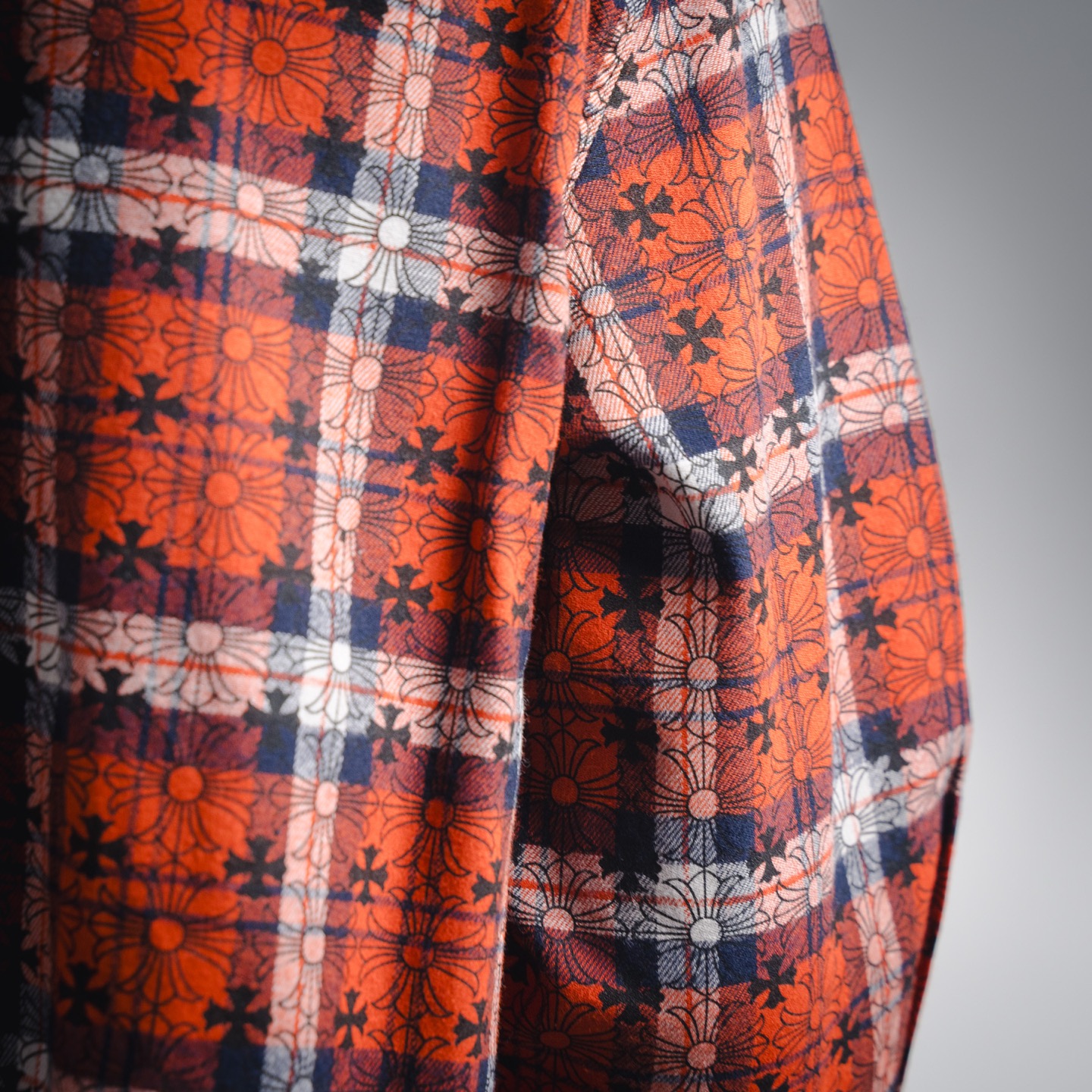 本地自取💰260 Come hearts/克罗心25ss皮标金属格仔衬衫外套 原版克罗家独特身份饰银扣十字皮章，定制染色暗纹品牌花纹面料，高品质对格对花剪裁，衣袖处十字架皮牌拼接，前胸单侧贴布口袋设计定制高品质刻字五金辅料做旧的复古银扣，版型立体。上身又飒又帅。自然而然的高街风格 上身效果自然不用多说 妥妥的潮流最前线充满活力的设计和百搭的属性，不管怎么搭配都能穿出惊喜！ 码数：S-XL