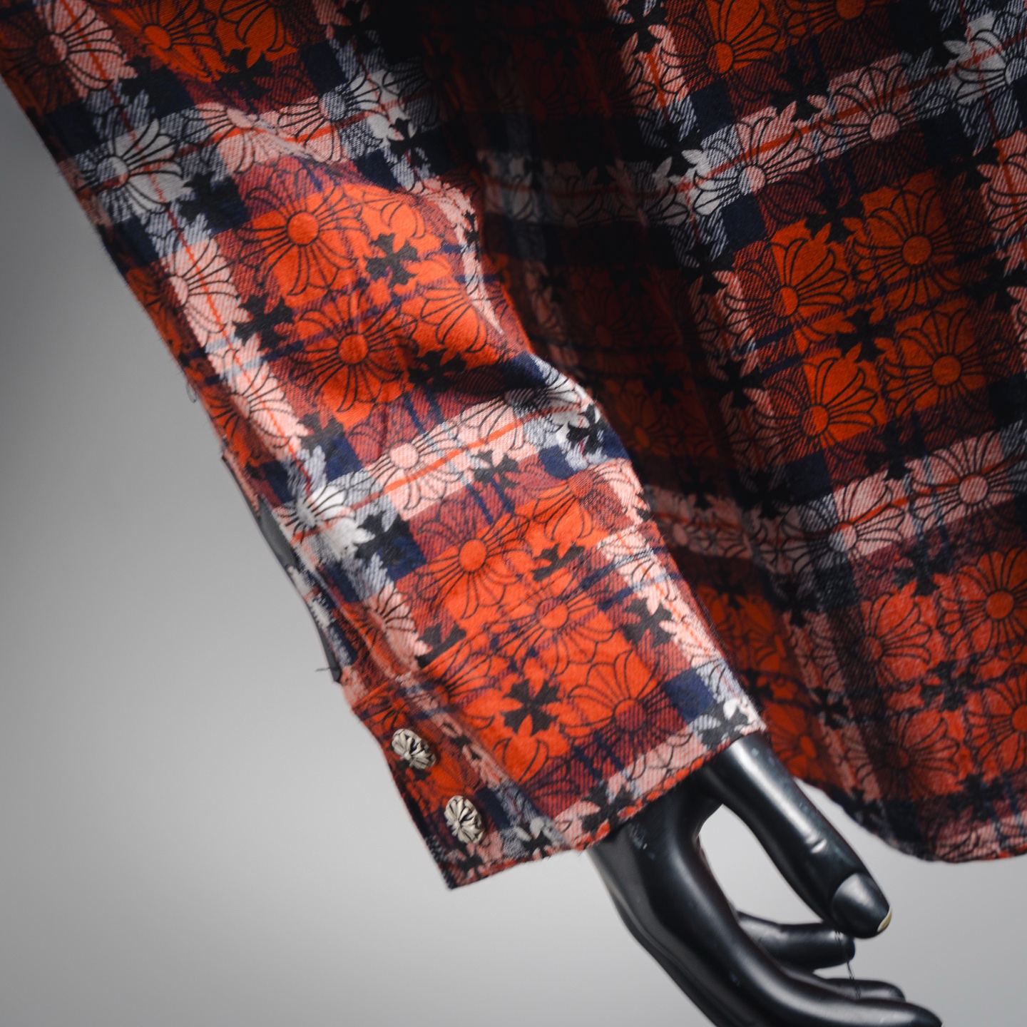 本地自取💰260
Come hearts/克罗心25ss皮标金属格仔衬衫外套
原版克罗家独特身份饰银扣十字皮章，定制染色暗纹品牌花纹面料，高品质对格对花剪裁，衣袖处十字架皮牌拼接，前胸单侧贴布口袋设计定制高品质刻字五金辅料做旧的复古银扣，版型立体。上身又飒又帅。自然而然的高街风格 上身效果自然不用多说 妥妥的潮流最前线充满活力的设计和百搭的属性，不管怎么搭配都能穿出惊喜！
码数：S-XL