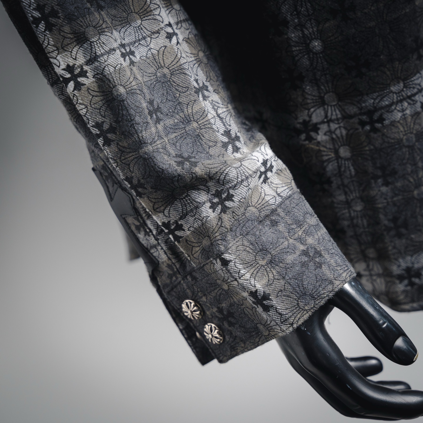 本地自取💰260
Come hearts/克罗心25ss皮标金属格仔衬衫外套
原版克罗家独特身份饰银扣十字皮章，定制染色暗纹品牌花纹面料，高品质对格对花剪裁，衣袖处十字架皮牌拼接，前胸单侧贴布口袋设计定制高品质刻字五金辅料做旧的复古银扣，版型立体。上身又飒又帅。自然而然的高街风格 上身效果自然不用多说 妥妥的潮流最前线充满活力的设计和百搭的属性，不管怎么搭配都能穿出惊喜！
码数：S-XL