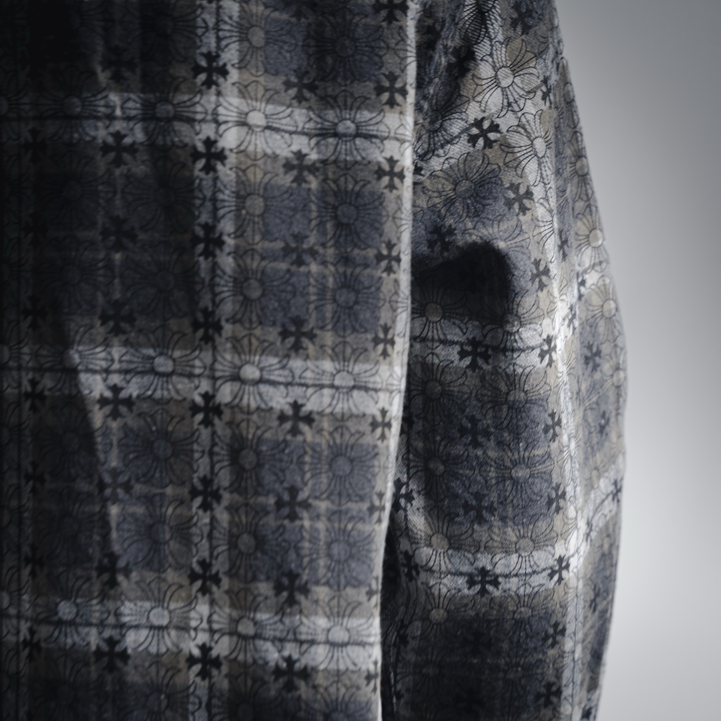 本地自取💰260 Come hearts/克罗心25ss皮标金属格仔衬衫外套 原版克罗家独特身份饰银扣十字皮章，定制染色暗纹品牌花纹面料，高品质对格对花剪裁，衣袖处十字架皮牌拼接，前胸单侧贴布口袋设计定制高品质刻字五金辅料做旧的复古银扣，版型立体。上身又飒又帅。自然而然的高街风格 上身效果自然不用多说 妥妥的潮流最前线充满活力的设计和百搭的属性，不管怎么搭配都能穿出惊喜！ 码数：S-XL