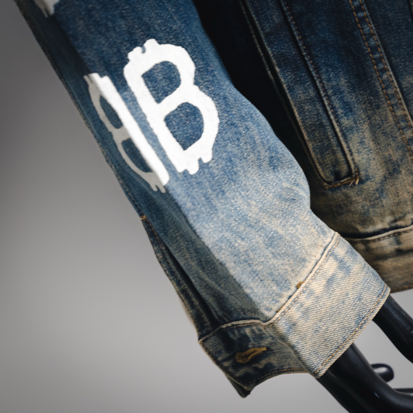 Balenciaga/巴黎世家 23Fw 双B手绘涂鸦印花牛仔外套 水洗蓝