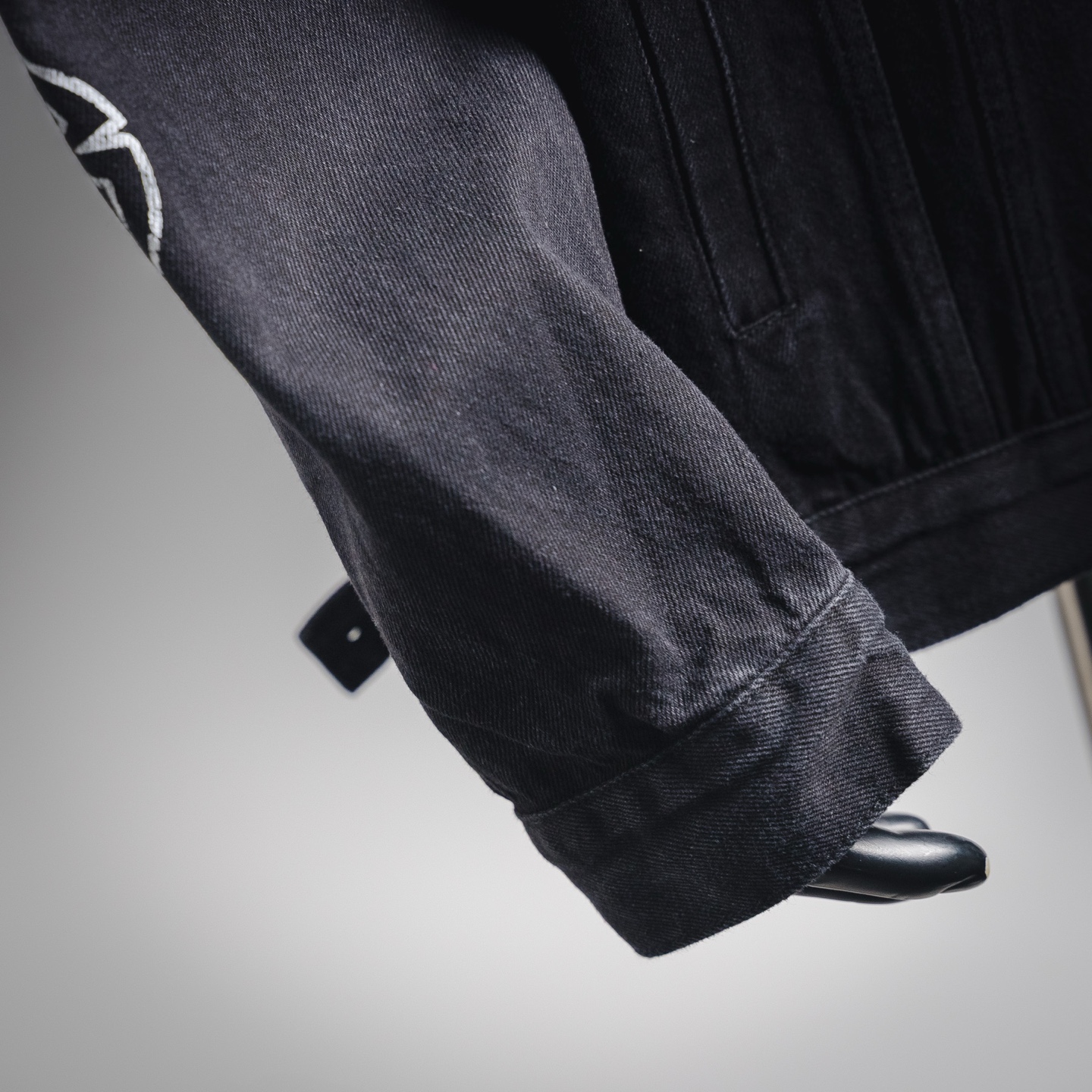 BALENCIAGA/巴黎世家BLCG 23SS 水洗梵文铁塔牛仔夹克外套 黑色