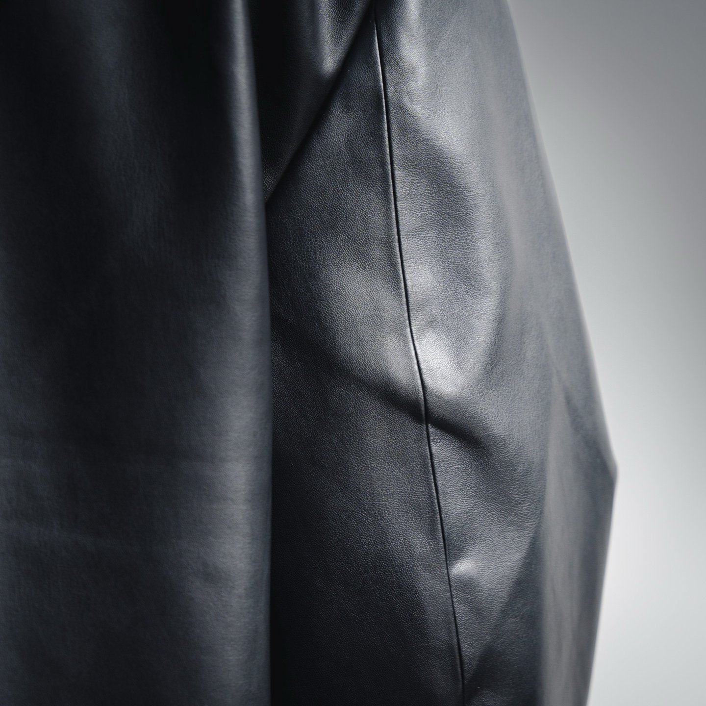 本地自取💰430
CHROME HEARTS克罗心CH 新款十字银扣皮衣外套
面料定织采用黑色荔枝纹真皮材质,定制真丝提花logo里布,定制925银十字架,刺绣采用TAJIMA机台加工,贴布绣花工艺,定制真皮商标,定制真皮尺码,定制5.8cm金属logo标,定制18mm四合扣,定制18mm二合扣,定制辅料,男女同款,做工细节质感非常好
Size:S-L