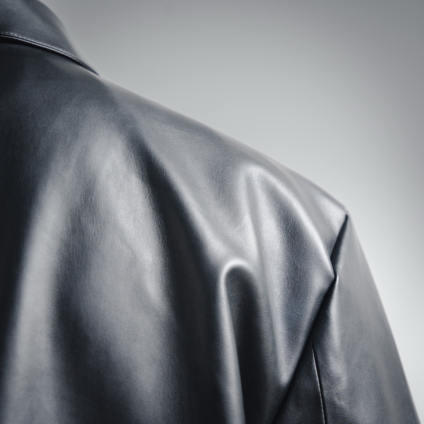 本地自取💰430
CHROME HEARTS克罗心CH 新款十字银扣皮衣外套
面料定织采用黑色荔枝纹真皮材质,定制真丝提花logo里布,定制925银十字架,刺绣采用TAJIMA机台加工,贴布绣花工艺,定制真皮商标,定制真皮尺码,定制5.8cm金属logo标,定制18mm四合扣,定制18mm二合扣,定制辅料,男女同款,做工细节质感非常好
Size:S-L