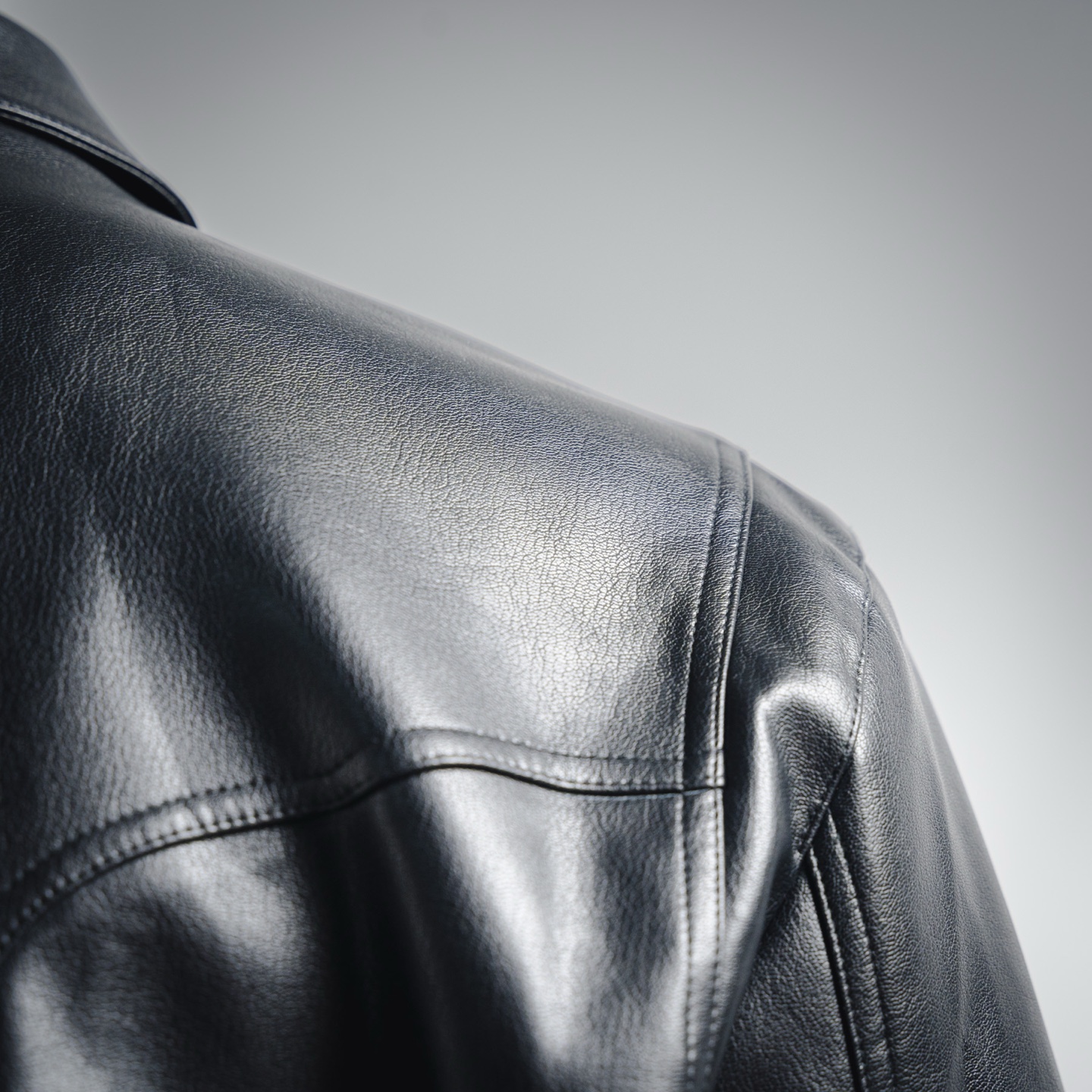 本地自取💰460
CHROME HEARTS克罗心CH 手臂大刺绣皮衣外套
原版杭州国专84000购入,面料定织采用黑色荔枝纹真皮材质,定制真丝提花logo里布,刺绣采用TAJIMA机台加工,贴布绣花工艺,后背进口模板机造型,定制真皮商标,定制真皮尺码,定制5.8cm金属logo标,定制18mm四合扣,定制18mm二合扣,定制辅料,街头感十足,.做工细节质感非常好
Size:S-L