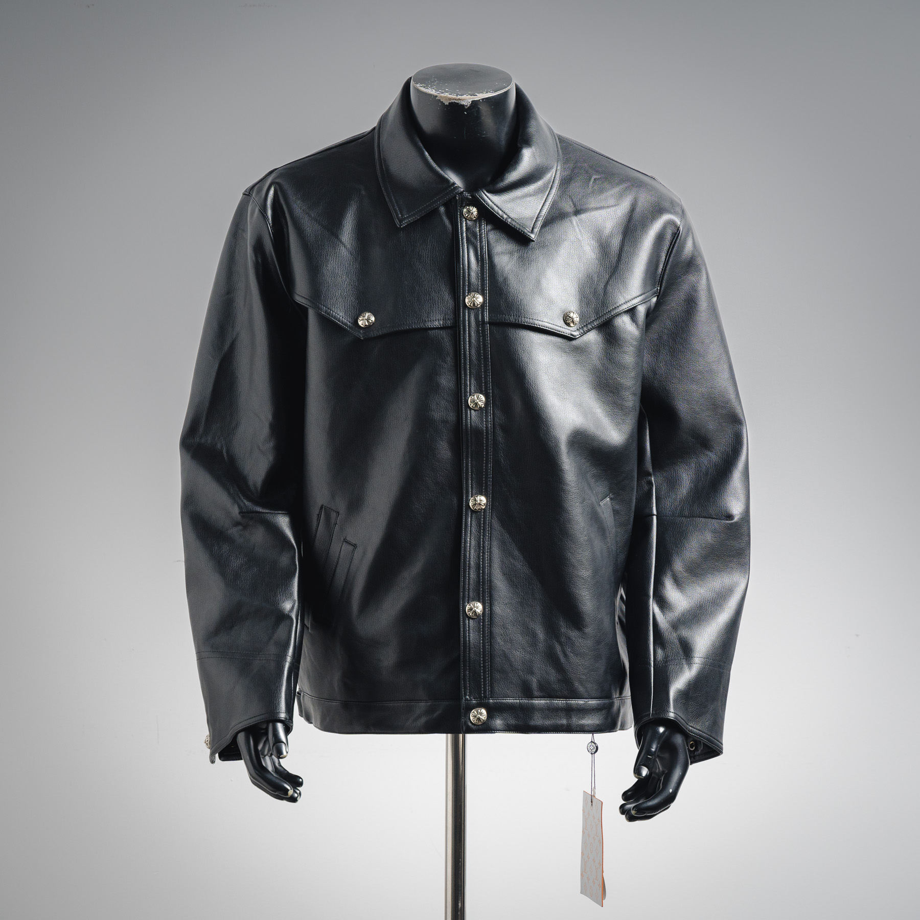 本地自取💰460
CHROME HEARTS克罗心CH 手臂大刺绣皮衣外套
原版杭州国专84000购入,面料定织采用黑色荔枝纹真皮材质,定制真丝提花logo里布,刺绣采用TAJIMA机台加工,贴布绣花工艺,后背进口模板机造型,定制真皮商标,定制真皮尺码,定制5.8cm金属logo标,定制18mm四合扣,定制18mm二合扣,定制辅料,街头感十足,.做工细节质感非常好
Size:S-L