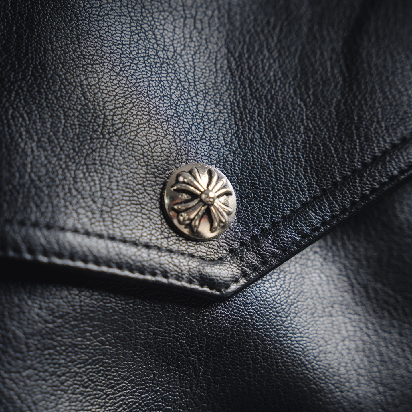 本地自取💰460
CHROME HEARTS克罗心CH 手臂大刺绣皮衣外套
原版杭州国专84000购入,面料定织采用黑色荔枝纹真皮材质,定制真丝提花logo里布,刺绣采用TAJIMA机台加工,贴布绣花工艺,后背进口模板机造型,定制真皮商标,定制真皮尺码,定制5.8cm金属logo标,定制18mm四合扣,定制18mm二合扣,定制辅料,街头感十足,.做工细节质感非常好
Size:S-L