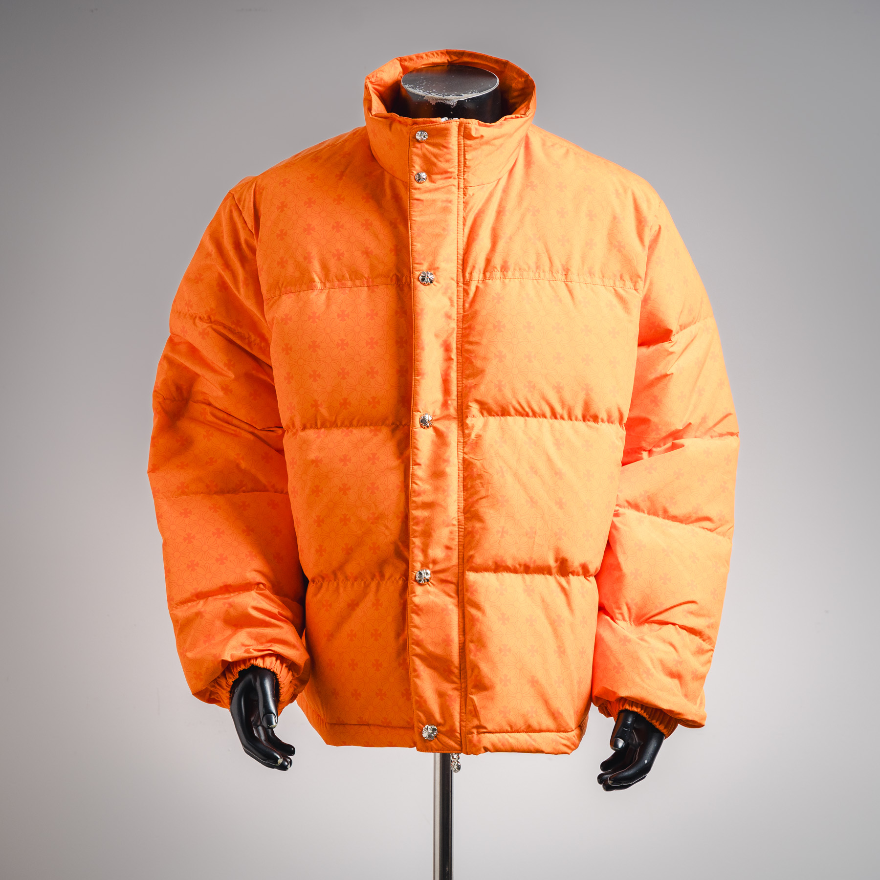 Chrome Hearts CH 克罗心暗纹提花羽绒服 高品质填充均匀羽绒填充饱满且均匀,保证了良好的保暖性能.面料采用独特的暗纹提花工艺,使面料在视觉上呈现出丰富的层次感和立体效果,既美观又时尚.选用高品质的面料,防水、防污且透气性好的特殊面料,确保衣物的实用性和舒适度.注重细节处理,缝制精良,针脚均匀细密,无跳针、漏针现象,展现出高超的做工水平.填充克罗心作为品牌特色,其暗纹设计增加了衣物的美观度防风袖口、可调节下摆等设计,提升了穿着的便捷性和舒适度.拉链、纽扣等五金辅料选用高品质材料,表面光滑无毛刺,使用顺畅且耐用. 颜色:黑色-白色-荧光绿-橘色