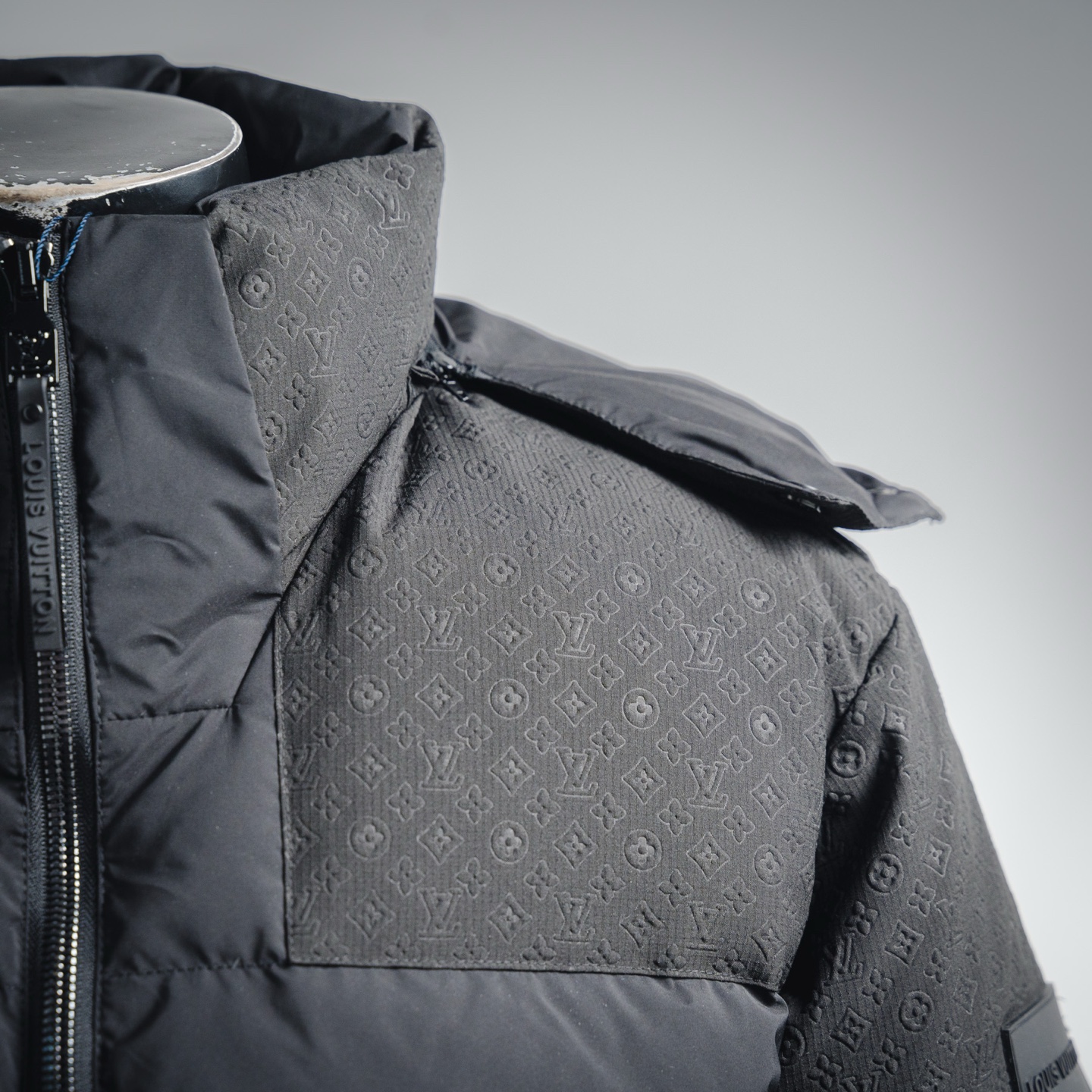LOUIS VUITTON LV 袖章暗纹浮雕拼接羽绒服
