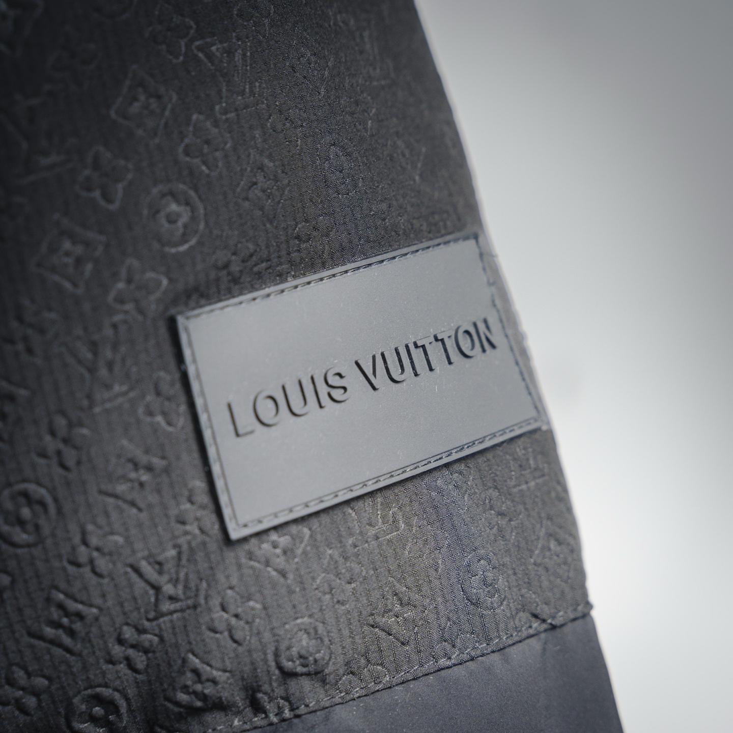 LOUIS VUITTON LV 袖章暗纹浮雕拼接羽绒服