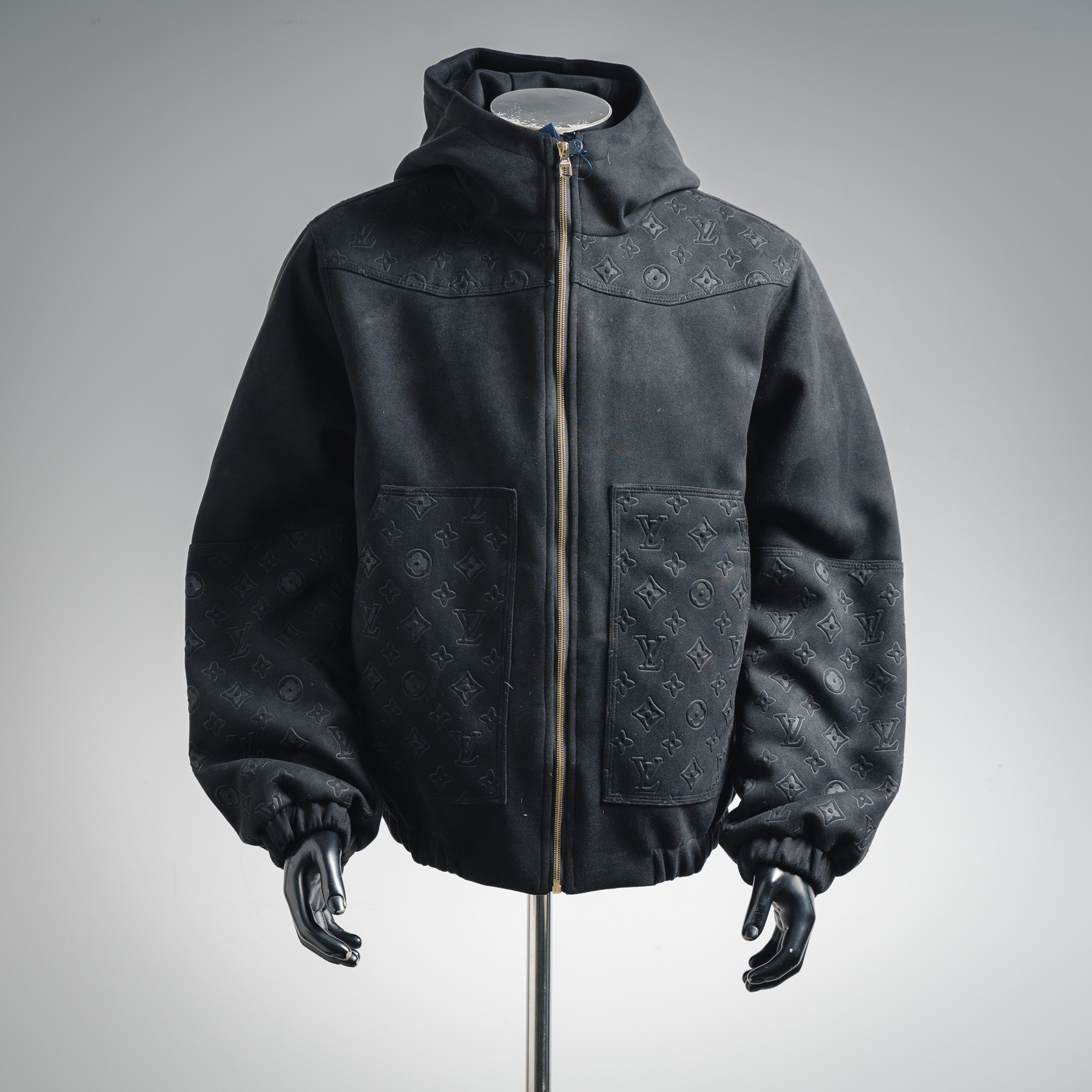 LOUIS VUITTON路易威登 LV 25ss新款麂皮提花羽绒服外套 爆款🔥🔥🔥独家爆款2025秋冬新款🆕羽绒服 原版1:1订制五金配件全进口原版定制 欢迎专柜对比 绝对的高品质 采用顶级90白鸭绒 超柔软 充羽量蓬松饱满 超级重工 面料做工杠杠的👍版型完美 注意⚠面料超舒服 独家款 非市场货 男女同款