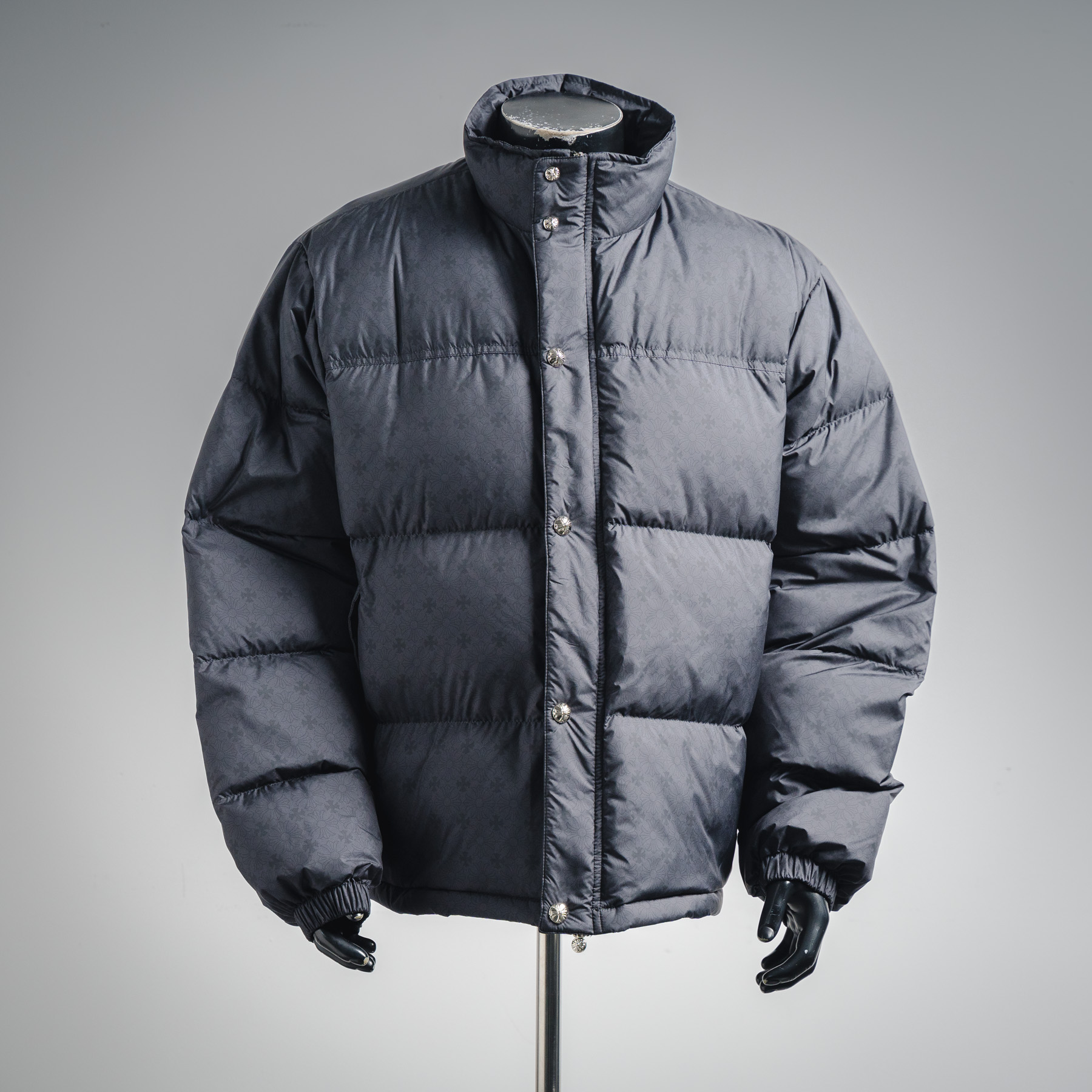 Chrome Hearts CH 克罗心暗纹提花羽绒服 高品质填充均匀羽绒填充饱满且均匀,保证了良好的保暖性能.面料采用独特的暗纹提花工艺,使面料在视觉上呈现出丰富的层次感和立体效果,既美观又时尚.选用高品质的面料,防水、防污且透气性好的特殊面料,确保衣物的实用性和舒适度.注重细节处理,缝制精良,针脚均匀细密,无跳针、漏针现象,展现出高超的做工水平.填充克罗心作为品牌特色,其暗纹设计增加了衣物的美观度防风袖口、可调节下摆等设计,提升了穿着的便捷性和舒适度.拉链、纽扣等五金辅料选用高品质材料,表面光滑无毛刺,使用顺畅且耐用. 颜色:黑色-白色-荧光绿-橘色