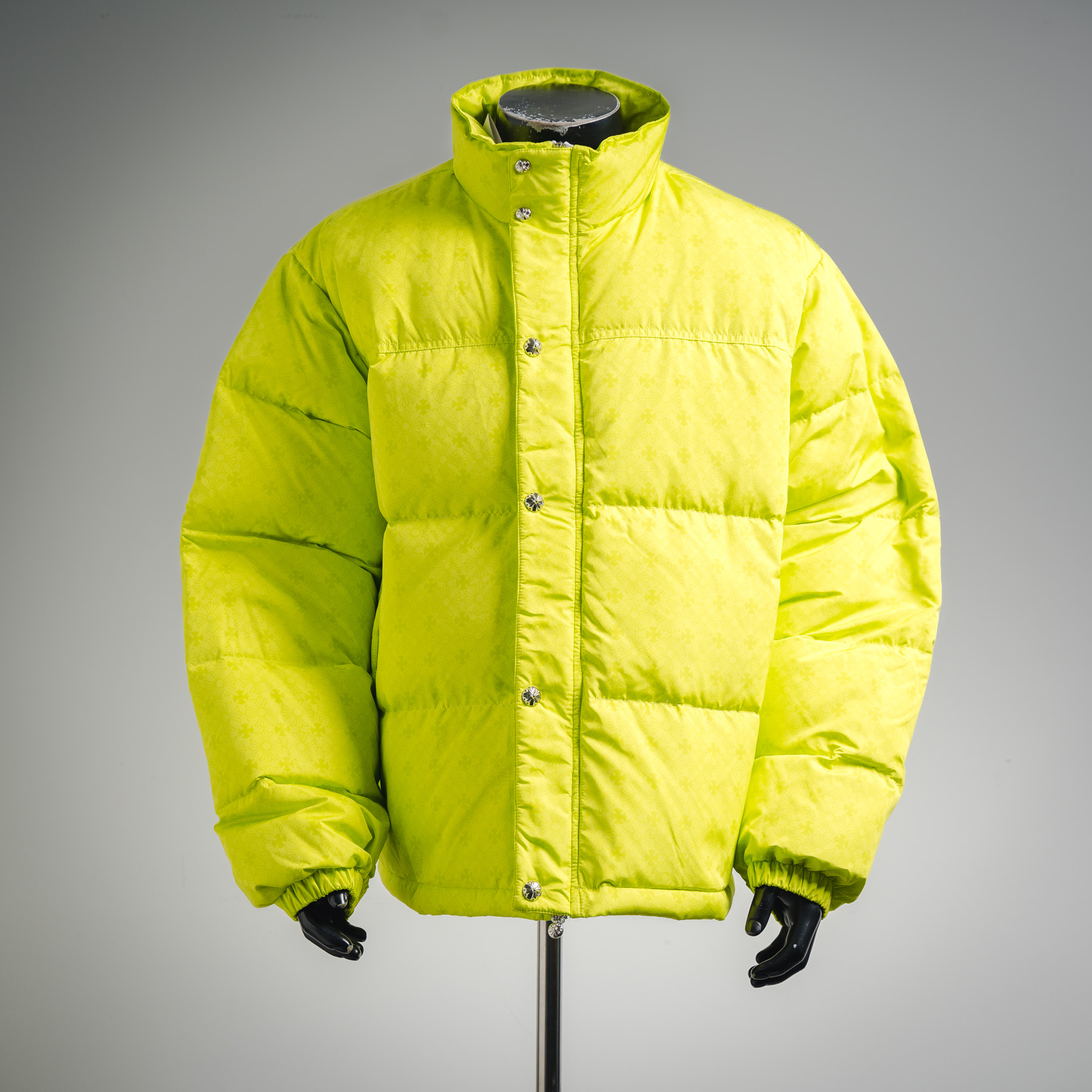 Chrome Hearts CH 克罗心暗纹提花羽绒服 高品质填充均匀羽绒填充饱满且均匀,保证了良好的保暖性能.面料采用独特的暗纹提花工艺,使面料在视觉上呈现出丰富的层次感和立体效果,既美观又时尚.选用高品质的面料,防水、防污且透气性好的特殊面料,确保衣物的实用性和舒适度.注重细节处理,缝制精良,针脚均匀细密,无跳针、漏针现象,展现出高超的做工水平.填充克罗心作为品牌特色,其暗纹设计增加了衣物的美观度防风袖口、可调节下摆等设计,提升了穿着的便捷性和舒适度.拉链、纽扣等五金辅料选用高品质材料,表面光滑无毛刺,使用顺畅且耐用. 颜色:黑色-白色-荧光绿-橘色