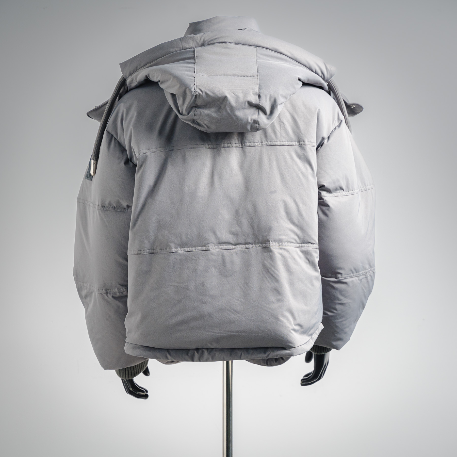 ￼ 本地自取💰680  (年后可售后)
AMI PARIS 22SS纯色连帽羽绒服外套 
来自法国🇫🇷的Ami 羽绒服
（开发历程）：历时三个月！7月中旬海外购入正品：从面料到金属辅料到绒都采用真正的1:1
面料：独特的双层轻质粘合涤纶面料也是AMI独有的专利技术是一款多功能面料 里衬采用精细密实的可再生微纤维 触感轻盈柔软 质感细腻.
✅特点：具有防风防水 高透气保暖 弹性和耐磨的特性 是一般面料所达不到的！
辅料/拉链：采用YKK白铜拉链✅成本有多高？
白铜是以镍为主要添加元素的铜基合金，呈银白色，有金属光泽，故名白铜。铜镍之间彼此可无限固溶，从而形成连续固溶体，即不论彼此的比例多少，而恒为α-单相合金。当把镍熔入红铜里，含量超过16％以上时，产生的合金色泽就变得洁白如银，镍含量越高，颜色越白。白铜中镍的含量一般为25%。亦可再加入锰、铁、锌或铝，成为特种白铜 成本可想而知
辅料/纽扣/弹簧扣采用国际一线奢侈品牌COBRAX纽扣COBRAX纽扣比同类普通产品的成本贵好几倍甚至十几倍 所以很多商家或者小作坊为了节省成本在都会使用低成本劣质的纽扣 扣不了多少次就会坏掉！
总结：开发是件非常辛苦的事情 ！只想给你们最好的 本次还原度99%
尺码 ：XXS。XS/S。 M/L。