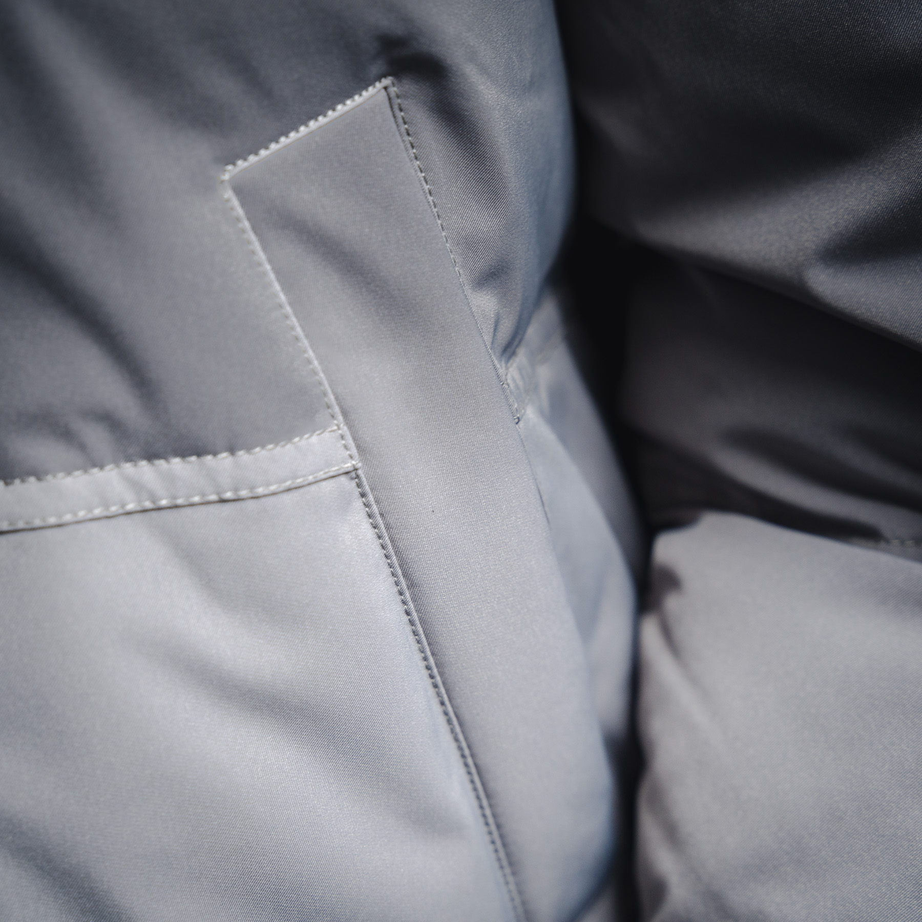 ￼ 本地自取💰680  (年后可售后)
AMI PARIS 22SS纯色连帽羽绒服外套 
来自法国🇫🇷的Ami 羽绒服
（开发历程）：历时三个月！7月中旬海外购入正品：从面料到金属辅料到绒都采用真正的1:1
面料：独特的双层轻质粘合涤纶面料也是AMI独有的专利技术是一款多功能面料 里衬采用精细密实的可再生微纤维 触感轻盈柔软 质感细腻.
✅特点：具有防风防水 高透气保暖 弹性和耐磨的特性 是一般面料所达不到的！
辅料/拉链：采用YKK白铜拉链✅成本有多高？
白铜是以镍为主要添加元素的铜基合金，呈银白色，有金属光泽，故名白铜。铜镍之间彼此可无限固溶，从而形成连续固溶体，即不论彼此的比例多少，而恒为α-单相合金。当把镍熔入红铜里，含量超过16％以上时，产生的合金色泽就变得洁白如银，镍含量越高，颜色越白。白铜中镍的含量一般为25%。亦可再加入锰、铁、锌或铝，成为特种白铜 成本可想而知
辅料/纽扣/弹簧扣采用国际一线奢侈品牌COBRAX纽扣COBRAX纽扣比同类普通产品的成本贵好几倍甚至十几倍 所以很多商家或者小作坊为了节省成本在都会使用低成本劣质的纽扣 扣不了多少次就会坏掉！
总结：开发是件非常辛苦的事情 ！只想给你们最好的 本次还原度99%
尺码 ：XXS。XS/S。 M/L。