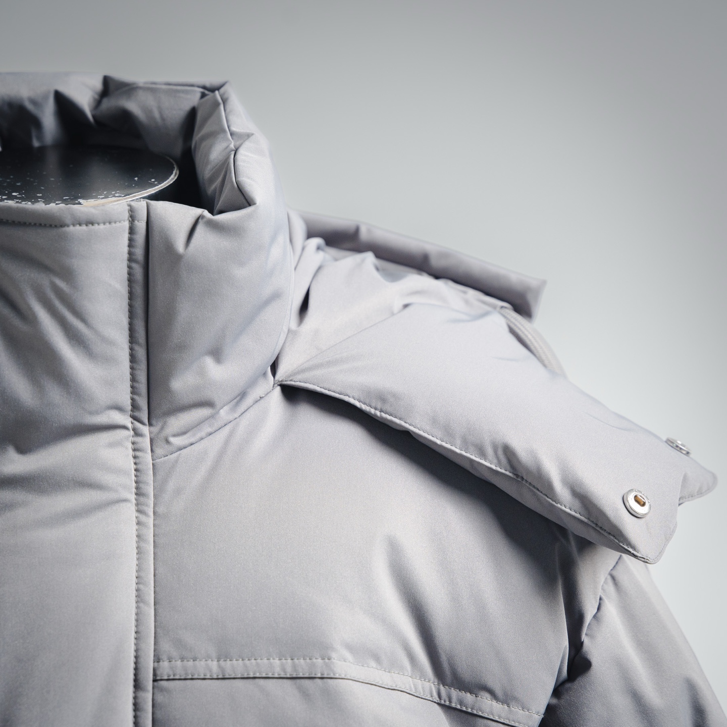 ￼ 本地自取💰680  (年后可售后)
AMI PARIS 22SS纯色连帽羽绒服外套 
来自法国🇫🇷的Ami 羽绒服
（开发历程）：历时三个月！7月中旬海外购入正品：从面料到金属辅料到绒都采用真正的1:1
面料：独特的双层轻质粘合涤纶面料也是AMI独有的专利技术是一款多功能面料 里衬采用精细密实的可再生微纤维 触感轻盈柔软 质感细腻.
✅特点：具有防风防水 高透气保暖 弹性和耐磨的特性 是一般面料所达不到的！
辅料/拉链：采用YKK白铜拉链✅成本有多高？
白铜是以镍为主要添加元素的铜基合金，呈银白色，有金属光泽，故名白铜。铜镍之间彼此可无限固溶，从而形成连续固溶体，即不论彼此的比例多少，而恒为α-单相合金。当把镍熔入红铜里，含量超过16％以上时，产生的合金色泽就变得洁白如银，镍含量越高，颜色越白。白铜中镍的含量一般为25%。亦可再加入锰、铁、锌或铝，成为特种白铜 成本可想而知
辅料/纽扣/弹簧扣采用国际一线奢侈品牌COBRAX纽扣COBRAX纽扣比同类普通产品的成本贵好几倍甚至十几倍 所以很多商家或者小作坊为了节省成本在都会使用低成本劣质的纽扣 扣不了多少次就会坏掉！
总结：开发是件非常辛苦的事情 ！只想给你们最好的 本次还原度99%
尺码 ：XXS。XS/S。 M/L。