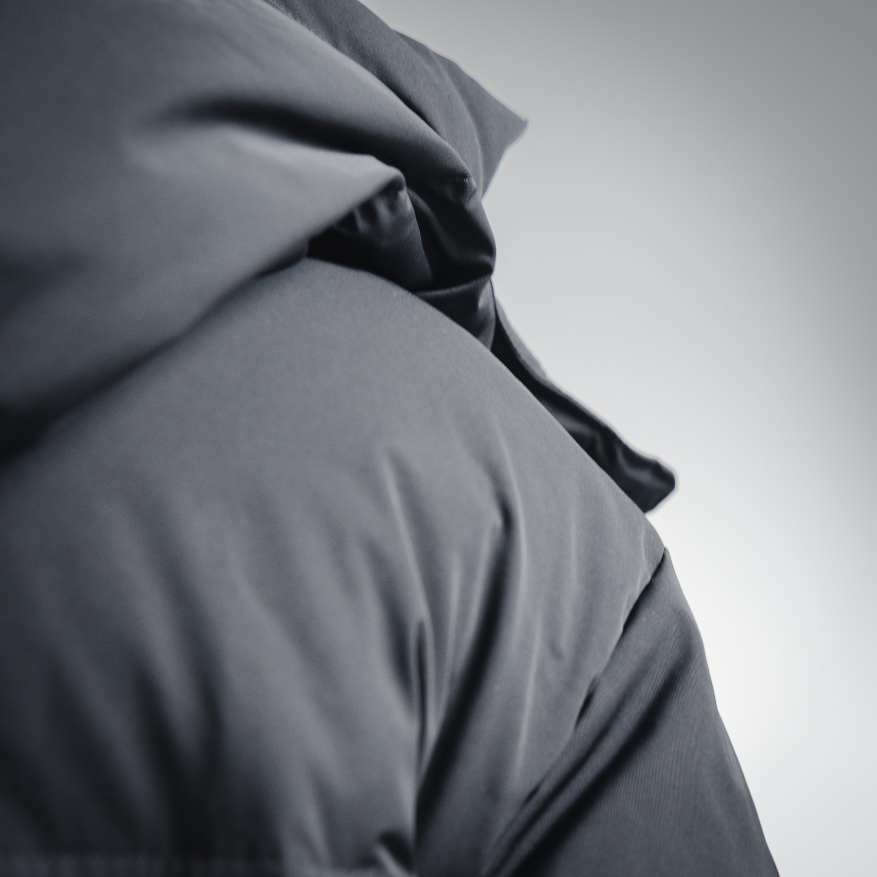  本地自取💰680 (年后可售后)
AMI PARIS 22SS纯色连帽羽绒服外套
来自法国🇫🇷的Ami 羽绒服
(开发历程):历时三个月!7月中旬海外购入正品:从面料到金属辅料到绒都采用真正的1:1
面料:独特的双层轻质粘合涤纶面料也是AMI独有的专利技术是一款多功能面料 里衬采用精细密实的可再生微纤维 触感轻盈柔软 质感细腻.
✅特点:具有防风防水 高透气保暖 弹性和耐磨的特性 是一般面料所达不到的!
辅料/拉链:采用YKK白铜拉链✅成本有多高?
白铜是以镍为主要添加元素的铜基合金,呈银白色,有金属光泽,故名白铜。铜镍之间彼此可无限固溶,从而形成连续固溶体,即不论彼此的比例多少,而恒为α-单相合金。当把镍熔入红铜里,含量超过16%以上时,产生的合金色泽就变得洁白如银,镍含量越高,颜色越白。白铜中镍的含量一般为25%。亦可再加入锰、铁、锌或铝,成为特种白铜 成本可想而知
辅料/纽扣/弹簧扣采用国际一线奢侈品牌COBRAX纽扣COBRAX纽扣比同类普通产品的成本贵好几倍甚至十几倍 所以很多商家或者小作坊为了节省成本在都会使用低成本劣质的纽扣 扣不了多少次就会坏掉!
总结:开发是件非常辛苦的事情 !只想给你们最好的 本次还原度99%
尺码 :XXS。XS/S。 M/L。