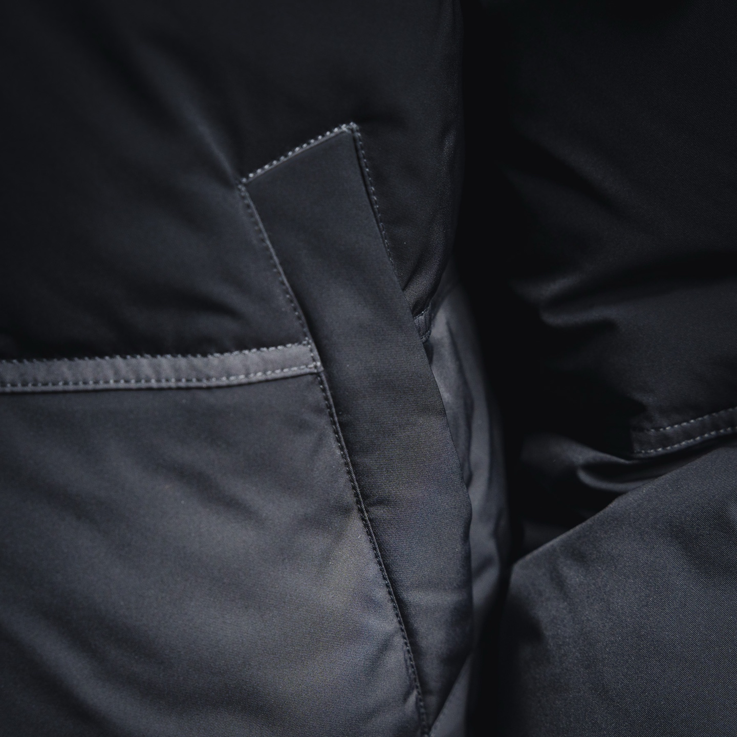 AMI PARIS 22SS纯色连帽羽绒服外套