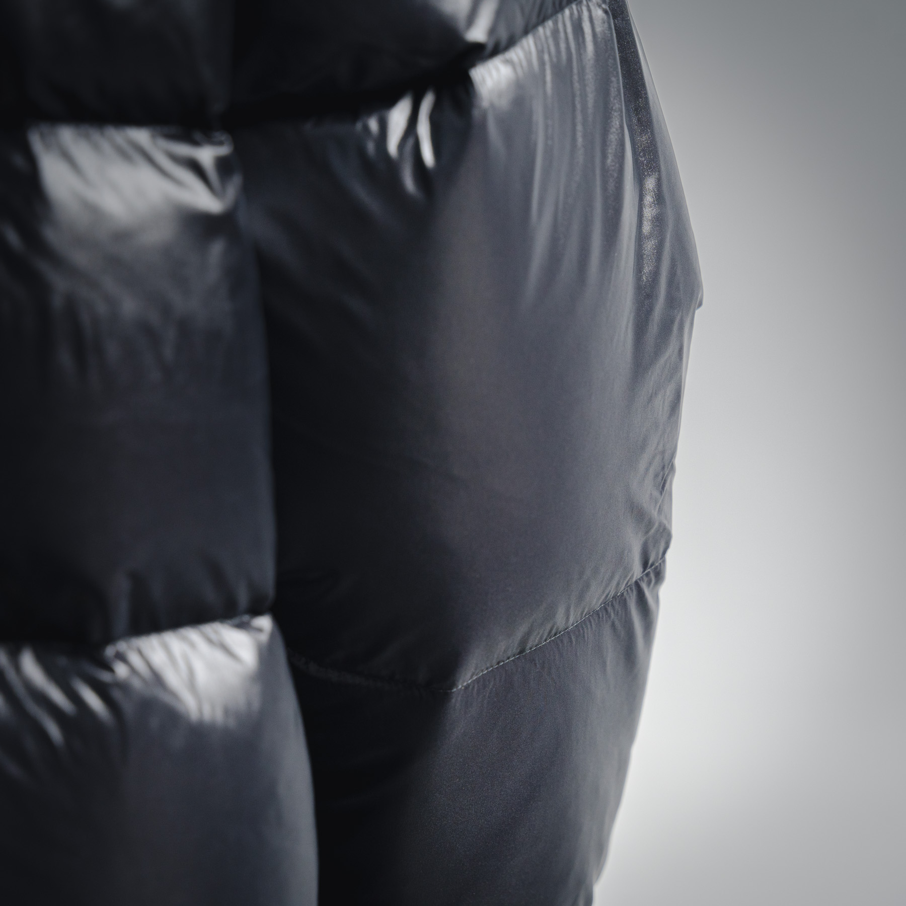 本地自取💰680 (年后可售后)
Celine赛琳CE 23FW 后背大字母logo 印花中长款羽绒服外套

明星同款：黑色巧克力哑光高奢百搭王来了
这个冬天❄️最最最值得入手的一款
抗寒：零下20-30度没任何问题

历时四个月开发只为给你们最好的
看似简单却非常难开发面料定织定染辅料/五金全部需要开模具定制进口防钻绒线等一句话：成本高高高！

关于面料：开发了这么多款羽绒服此款的面料是目前遇到的最舒服的一款那个柔软加丝滑
科技锦纶经过2次水洗在做哑光在做防水处理工序好几道价格自然不便宜舒适度吊打moncler蒙口好几条街不信买回去试！不丝滑过来摸我…
关于内衬面料：此款独一无二里外用料都一样简称一体里外都丝滑！
关于绒：百分百90白鹅绒质检报告放下图
关于五金辅料：纽扣下摆卡扣全部开模定制
关于织麦：有个鉴定点P和R后腿都是双线改版了20几次才达到！
总结：此款还原度高达98%至于那2%也要尊重一下品牌！鉴定师都看不出的东西过验天花板你不买怎么知道细节有多强！这款安心入！找我省1W➕

Size：42。44。46。48。50。52。