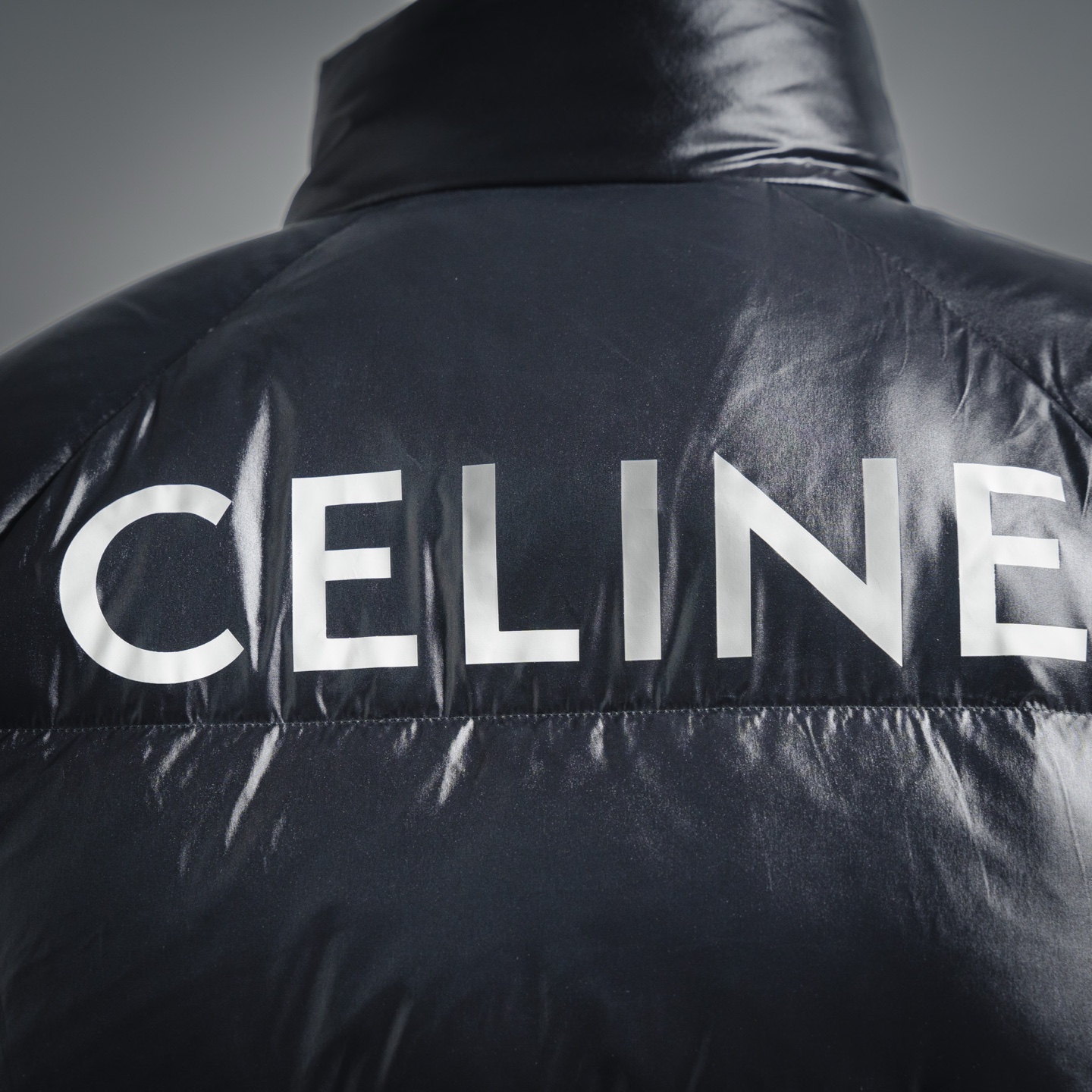 本地自取💰680 (年后可售后)
Celine赛琳CE 23FW 后背大字母logo 印花中长款羽绒服外套

明星同款：黑色巧克力哑光高奢百搭王来了
这个冬天❄️最最最值得入手的一款
抗寒：零下20-30度没任何问题

历时四个月开发只为给你们最好的
看似简单却非常难开发面料定织定染辅料/五金全部需要开模具定制进口防钻绒线等一句话：成本高高高！

关于面料：开发了这么多款羽绒服此款的面料是目前遇到的最舒服的一款那个柔软加丝滑
科技锦纶经过2次水洗在做哑光在做防水处理工序好几道价格自然不便宜舒适度吊打moncler蒙口好几条街不信买回去试！不丝滑过来摸我…
关于内衬面料：此款独一无二里外用料都一样简称一体里外都丝滑！
关于绒：百分百90白鹅绒质检报告放下图
关于五金辅料：纽扣下摆卡扣全部开模定制
关于织麦：有个鉴定点P和R后腿都是双线改版了20几次才达到！
总结：此款还原度高达98%至于那2%也要尊重一下品牌！鉴定师都看不出的东西过验天花板你不买怎么知道细节有多强！这款安心入！找我省1W➕

Size：42。44。46。48。50。52。