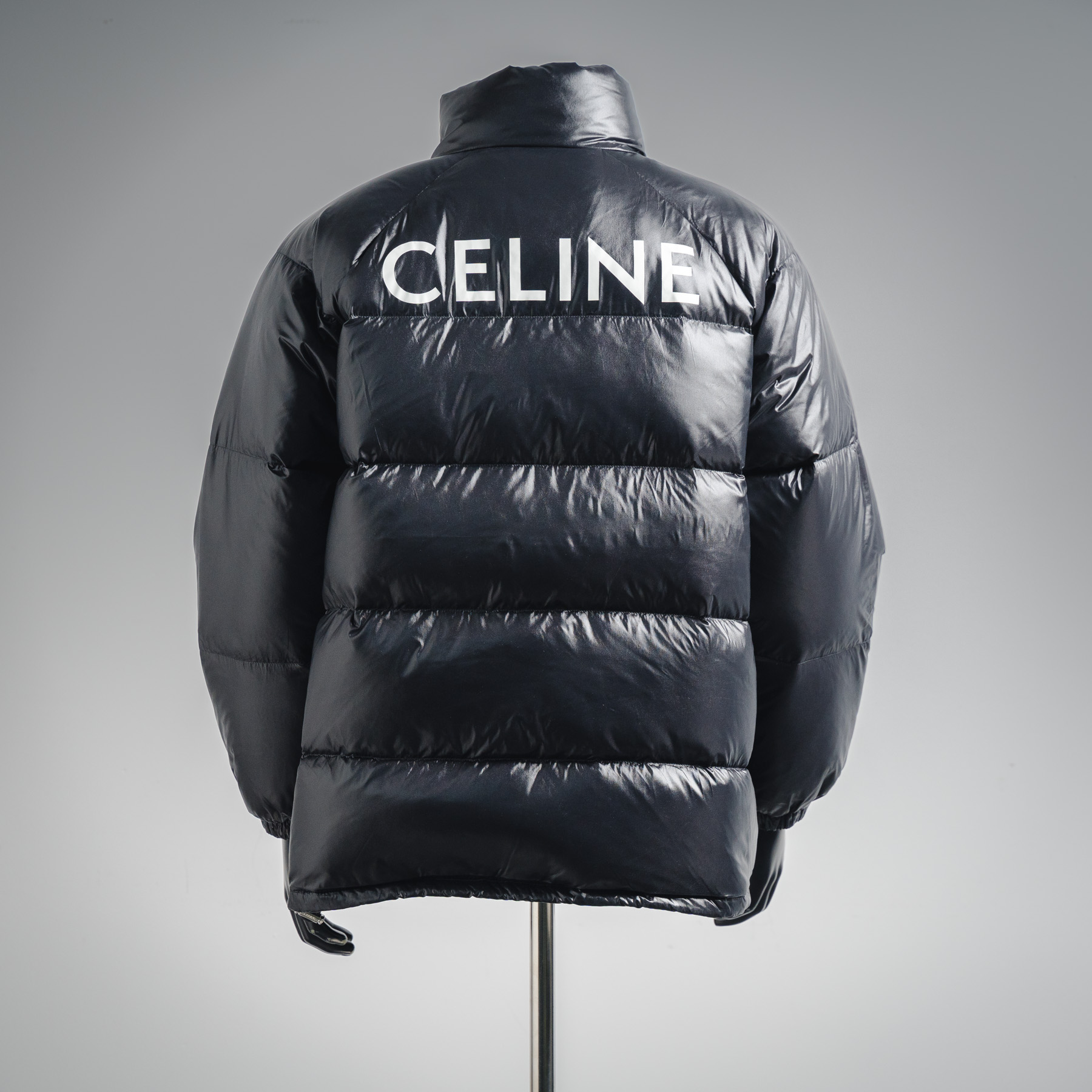 本地自取💰680 (年后可售后)
Celine赛琳CE 23FW 后背大字母logo 印花中长款羽绒服外套

明星同款：黑色巧克力哑光高奢百搭王来了
这个冬天❄️最最最值得入手的一款
抗寒：零下20-30度没任何问题

历时四个月开发只为给你们最好的
看似简单却非常难开发面料定织定染辅料/五金全部需要开模具定制进口防钻绒线等一句话：成本高高高！

关于面料：开发了这么多款羽绒服此款的面料是目前遇到的最舒服的一款那个柔软加丝滑
科技锦纶经过2次水洗在做哑光在做防水处理工序好几道价格自然不便宜舒适度吊打moncler蒙口好几条街不信买回去试！不丝滑过来摸我…
关于内衬面料：此款独一无二里外用料都一样简称一体里外都丝滑！
关于绒：百分百90白鹅绒质检报告放下图
关于五金辅料：纽扣下摆卡扣全部开模定制
关于织麦：有个鉴定点P和R后腿都是双线改版了20几次才达到！
总结：此款还原度高达98%至于那2%也要尊重一下品牌！鉴定师都看不出的东西过验天花板你不买怎么知道细节有多强！这款安心入！找我省1W➕

Size：42。44。46。48。50。52。