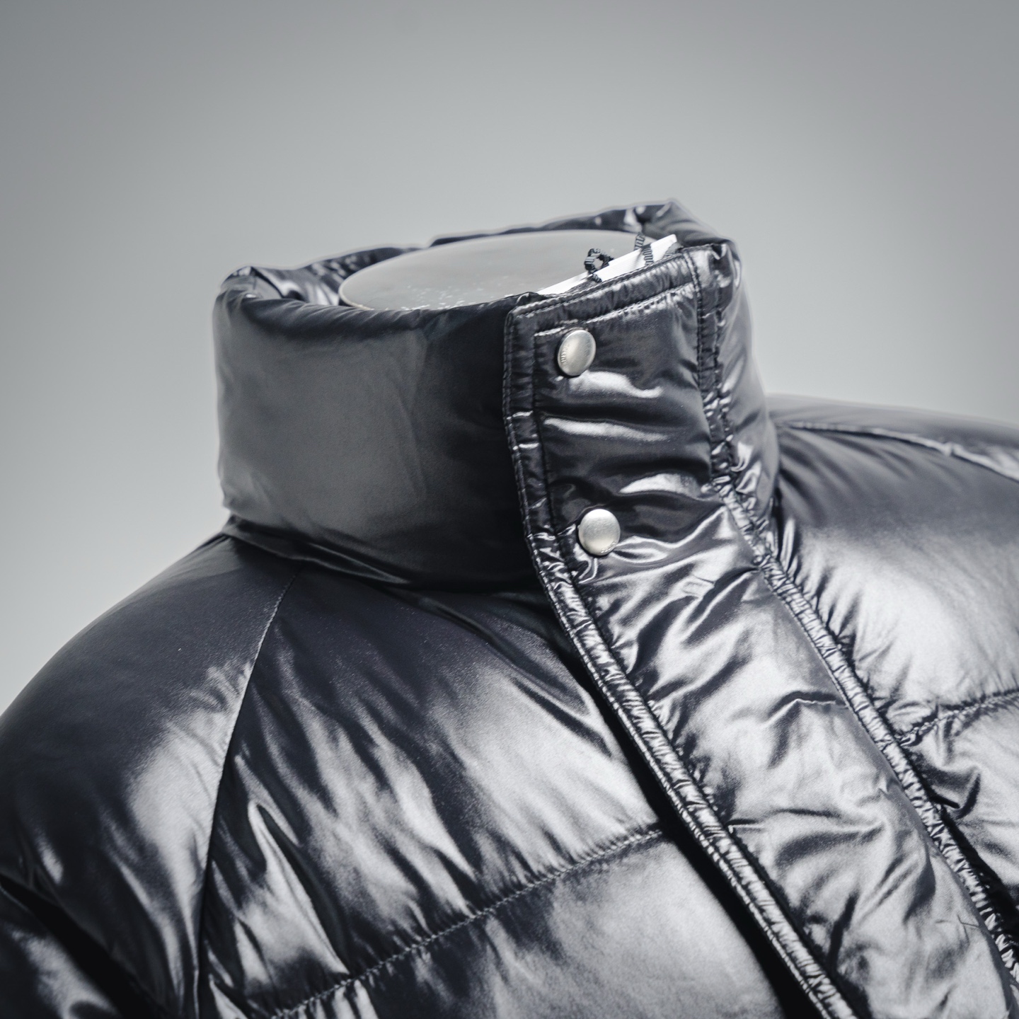 本地自取💰680 (年后可售后)
Celine赛琳CE 23FW 后背大字母logo 印花中长款羽绒服外套

明星同款：黑色巧克力哑光高奢百搭王来了
这个冬天❄️最最最值得入手的一款
抗寒：零下20-30度没任何问题

历时四个月开发只为给你们最好的
看似简单却非常难开发面料定织定染辅料/五金全部需要开模具定制进口防钻绒线等一句话：成本高高高！

关于面料：开发了这么多款羽绒服此款的面料是目前遇到的最舒服的一款那个柔软加丝滑
科技锦纶经过2次水洗在做哑光在做防水处理工序好几道价格自然不便宜舒适度吊打moncler蒙口好几条街不信买回去试！不丝滑过来摸我…
关于内衬面料：此款独一无二里外用料都一样简称一体里外都丝滑！
关于绒：百分百90白鹅绒质检报告放下图
关于五金辅料：纽扣下摆卡扣全部开模定制
关于织麦：有个鉴定点P和R后腿都是双线改版了20几次才达到！
总结：此款还原度高达98%至于那2%也要尊重一下品牌！鉴定师都看不出的东西过验天花板你不买怎么知道细节有多强！这款安心入！找我省1W➕

Size：42。44。46。48。50。52。