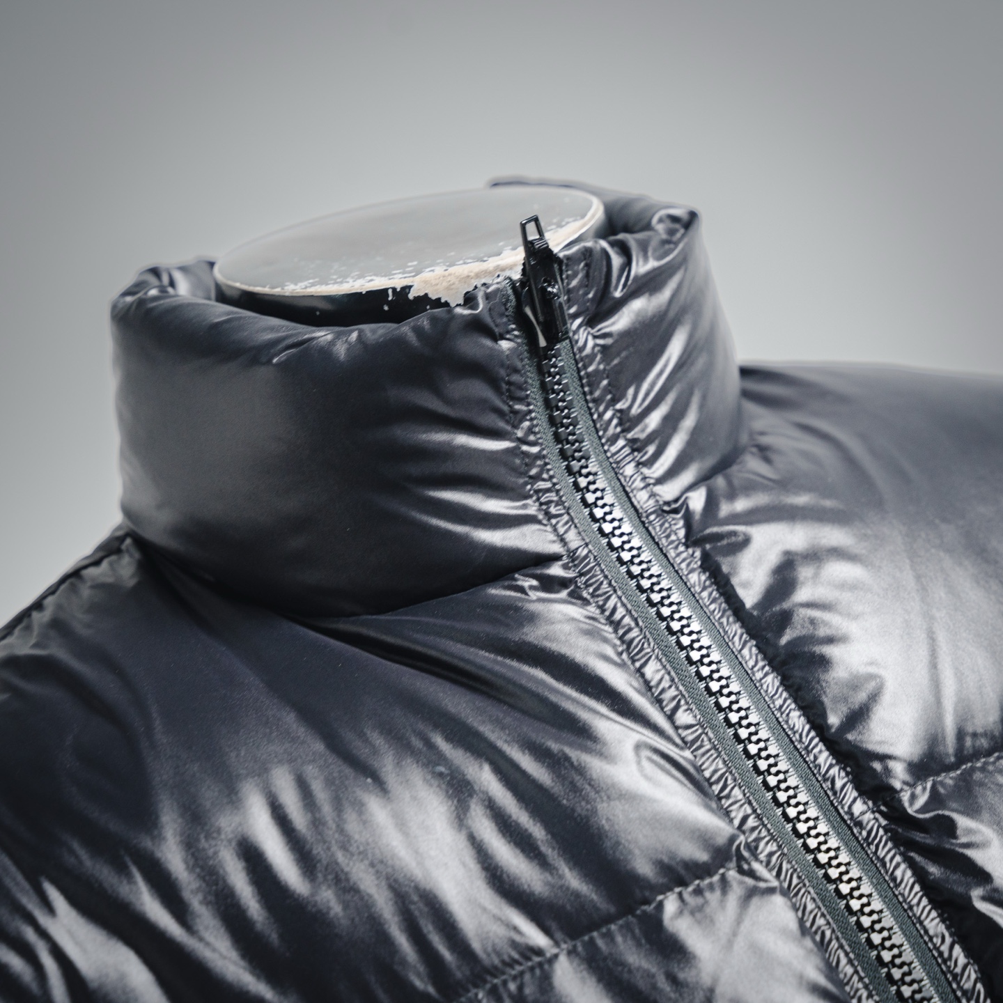 本地自取💰680 
Celine赛琳CE 23FW 胸口小字母logo 印花短款羽绒服外套

明星同款：黑色巧克力哑光高奢百搭王来了
这个冬天❄️最最最值得入手的一款
抗寒：零下20-30度没任何问题

历时四个月开发只为给你们最好的
看似简单却非常难开发面料定织定染辅料/五金全部需要开模具定制进口防钻绒线等一句话：成本高高高！

关于面料：开发了这么多款羽绒服此款的面料是目前遇到的最舒服的一款那个柔软加丝滑
科技锦纶经过2次水洗在做哑光在做防水处理工序好几道价格自然不便宜舒适度吊打moncler蒙口好几条街不信买回去试！不丝滑过来摸我…
关于内衬面料：此款独一无二里外用料都一样简称一体里外都丝滑！
关于绒：百分百90白鹅绒质检报告放下图
关于五金辅料：纽扣下摆卡扣全部开模定制
关于织麦：有个鉴定点P和R后腿都是双线改版了20几次才达到！
总结：此款还原度高达98%至于那2%也要尊重一下品牌！鉴定师都看不出的东西过验天花板你不买怎么知道细节有多强！这款安心入！找我省1W➕

Size：42。44。46。48。50。52。