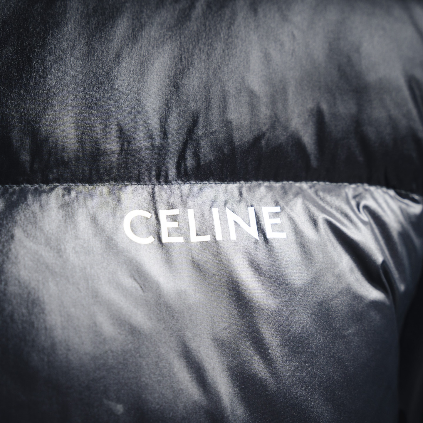 本地自取💰680 
Celine赛琳CE 23FW 胸口小字母logo 印花短款羽绒服外套

明星同款：黑色巧克力哑光高奢百搭王来了
这个冬天❄️最最最值得入手的一款
抗寒：零下20-30度没任何问题

历时四个月开发只为给你们最好的
看似简单却非常难开发面料定织定染辅料/五金全部需要开模具定制进口防钻绒线等一句话：成本高高高！

关于面料：开发了这么多款羽绒服此款的面料是目前遇到的最舒服的一款那个柔软加丝滑
科技锦纶经过2次水洗在做哑光在做防水处理工序好几道价格自然不便宜舒适度吊打moncler蒙口好几条街不信买回去试！不丝滑过来摸我…
关于内衬面料：此款独一无二里外用料都一样简称一体里外都丝滑！
关于绒：百分百90白鹅绒质检报告放下图
关于五金辅料：纽扣下摆卡扣全部开模定制
关于织麦：有个鉴定点P和R后腿都是双线改版了20几次才达到！
总结：此款还原度高达98%至于那2%也要尊重一下品牌！鉴定师都看不出的东西过验天花板你不买怎么知道细节有多强！这款安心入！找我省1W➕

Size：42。44。46。48。50。52。